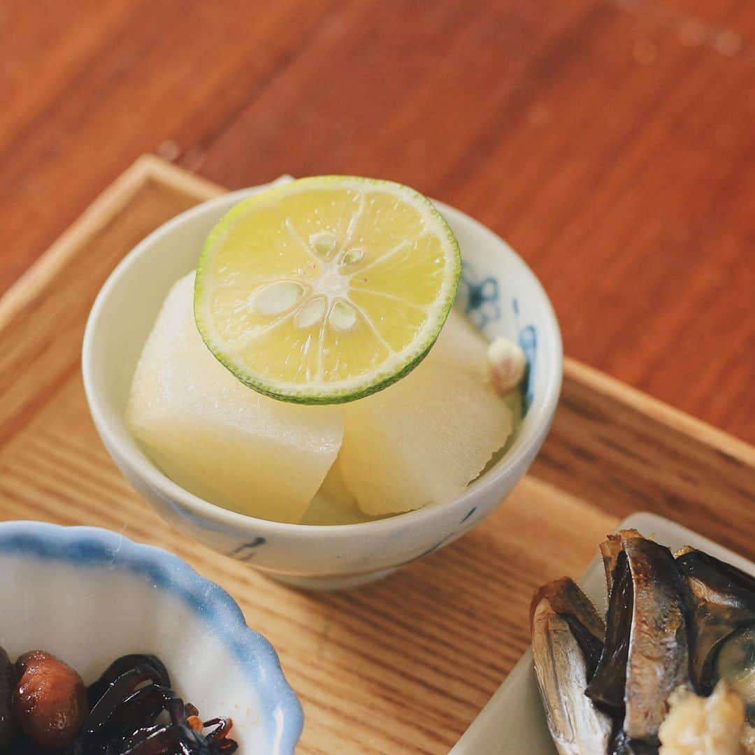 Kaori from Japanese Kitchenさんのインスタグラム写真 - (Kaori from Japanese KitchenInstagram)「さばの塩焼き定食。お弁当をおうち用に盛り付けしました。 ・ こんばんは。 今日の朝昼ごはん。 お弁当をおうちごはん風に盛り付けてみました。 私が用意したのはさば用のすだち、 豚汁用のネギと梨のすだちマリネの3品だけ… 正直、全然作ってないですね🤪 作ることよりも盛り付けの方が好きです笑 盛り付け後の料理に自画自賛してました笑 調子乗って盛り付け動画も撮ってみた。 （スワイプして6枚目です） 盛り付けやしつらい一つで 同じメニューも全然違って見えますね。 お弁当の詰め方も工夫してあり、 形崩れなく再盛り付けできました。 そして献立の参考にもなったし 盛り付けしながら 勉強させてもらった気がしました。 ・ こちらのお弁当は チョンピーというデリバリーサービスで 注文した「海浜食堂たけだ」さんのお弁当。 キャンペーンとクーポン併用で爆安でした。 そしてめっちゃ美味しかった！ 作り置きの仕込みをサボっているので 明日はお休みをいただいて料理するぞ💪🏻 では今日もお疲れ様でした。 ・ ・ 【おしながき】 梅干しごはん 豚汁 さばの塩焼き　大根おろしとすだち きんぴらごぼう 白菜の浅漬け こんぶの佃煮と金時豆 梨のすだちマリネ ＊薬膳走り書きは本日お休みします＊ ・ ・ ・ ・ 2020.09.14 Mon Hi from Tokyo! Here’s Japanese brunch:Baked rice w/ pickled plum, grilled Mackerel w/ grated radish and Japanese citrus, Kinpira, pickled Chinese cabbage, and Japanese peel w/ citrus juice. ・ ・ ・ ・ ・ #japanesefood #breakfast #朝ごはん #おうちごはん #早餐 #薬膳 #うつわ #自炊 #家庭料理 #佐藤もも子 #一汁三菜 #松浦コータロー」9月14日 21時11分 - coco_kontasu