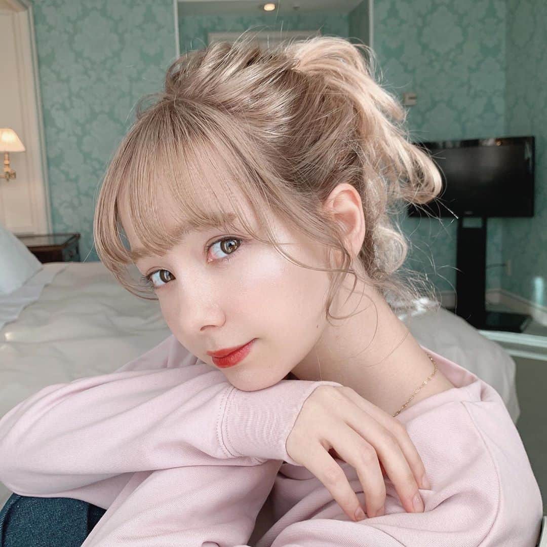 柴田あやなのインスタグラム：「うなちゃんにブリッとした写真の方が絶対いいよ！！て言われたから載せてみたらたしかにそっちのほうが好評でした何で？🤷🏼‍♀️  うしろのテレビの主張強め」
