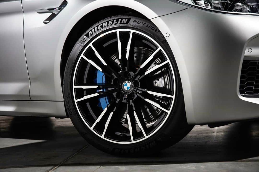 BMW Thailandさんのインスタグラム写真 - (BMW ThailandInstagram)「ค้นพบขุมพลังที่น่าเหลือเชื่อได้ใน BMW M5 ที่สร้างความพึงพอใจในการขับขี่ตามแบบฉบับ M ได้อย่างเหนือระดับ  ลงทะเบียนเพื่อรับข้อเสนอพิเศษ : https://bit.ly/2YfXREm  Exterior: Frozen Dark Silver Interior: BMW Individual Full leather 'Merino', Tartufo  Engine: 4,395cc / 600HP, 750Nm / M TwinPower Turbo V8 petrol engine Transmission: 8-speed M Steptronic Sport transmission with Drivelogic 0-100 km/h: 3.4 s  Details:  - 20" M light alloy wheels Double-spoke - Adaptive M suspension - M-specific xDrive with active M differential - Glass roof - Soft-close function for doors - Roller sunblind - BMW Display Key - Trim: Aluminium Carbon structure with highlight trim finishers Pearl Chrom - Individual headliner Alcantara Anthracite - BMW Head-Up Display - Harman Kardon Surround Sound system - BMW gesture control - Surround view camera  สอบถามข้อมูลเพิ่มเติมได้ที่ - BMW Contact Center : 1397 - Line : @BMWLeasing : https://lin.ee/e8LSXa4  และรุ่นอื่น ๆ ที่น่าสนใจ M4/M4 CS/i3s/i8/i8 Roadster  #BMWTH #BMWM #THEM5」9月14日 21時16分 - bmwthailand