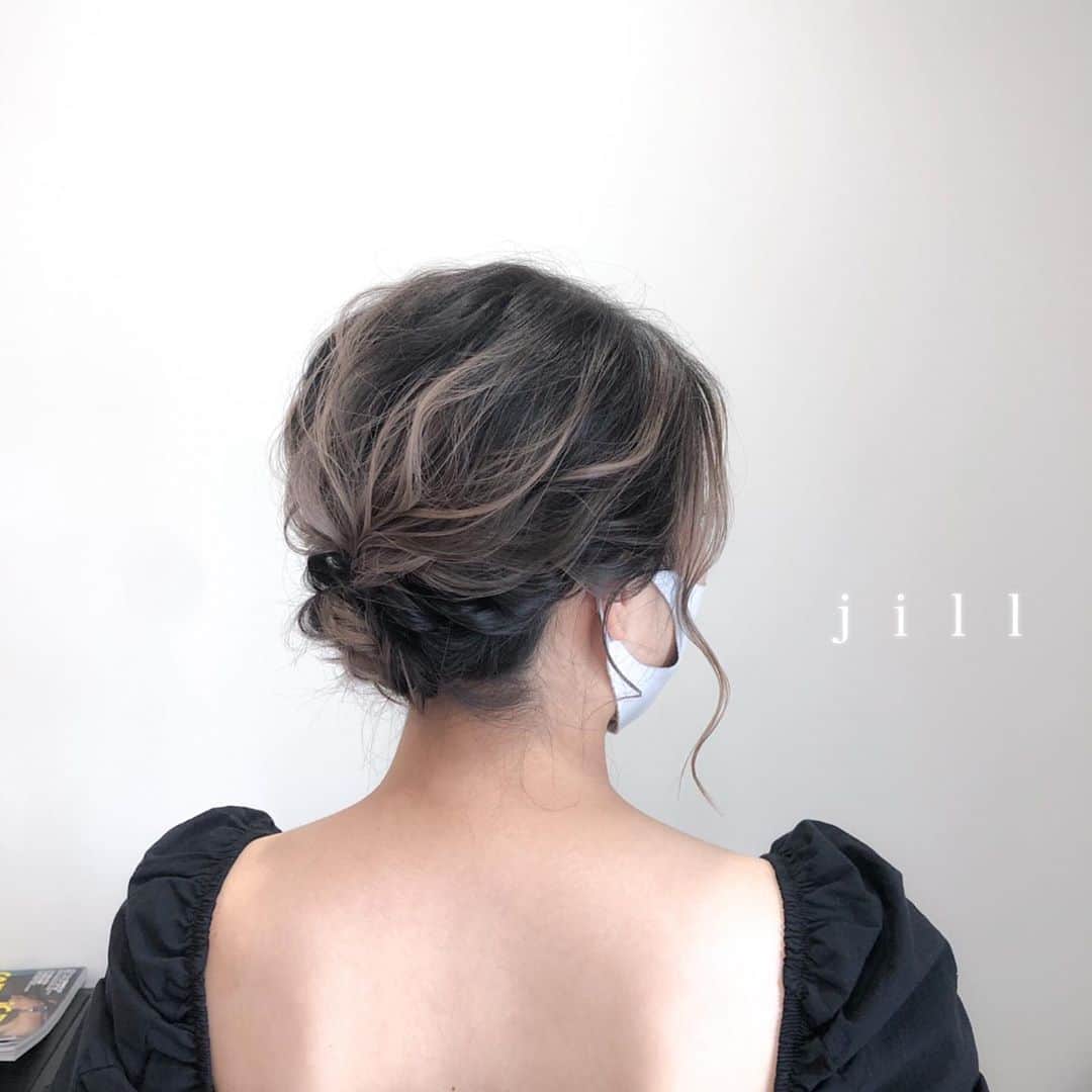 ハナフサユウスケのインスタグラム：「arrange♪ ＊ ＊ レングスは肩くらいですー ＊ ＊  #hair#hairarrange#hairstyle#fashion#アレンジ#ヘアアレンジ#ヘアセット#結婚式ヘア#プレ花嫁#赤穂#岡山#姫路#美容室#美容師#簡単アレンジ#アレンジ動画#ヘアアレンジ動画#ヘアアレンジ解説#アレンジ解説#ヘアアレンジやり方#ハーフアップ#updo#サロンモデル#サロモ#撮影#お団子#ブライダルヘア#ネイルデザイン#ボブアレンジ」