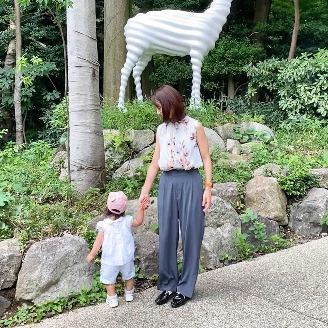 吉田早織のインスタグラム：「・﻿ たまには一緒に写真を撮りたいと思ったのに、﻿ 後ろの鹿に夢中な🧒🏻﻿ ﻿ ﻿ ﻿ 暑かったのでお洋服は色で秋を意識🍂﻿ ﻿ ﻿ ﻿ 久しぶりに行ってみた明治神宮は日陰が多くて空いていて、お散歩にぴったりでした🙌﻿ ﻿ ﻿ ﻿ ﻿ ﻿ ﻿ ﻿ 　﻿ #お散歩コーデ #お散歩 #明治神宮  #ママコーデ #女の子ママ #バンツコーデ  #ドロシーズ」