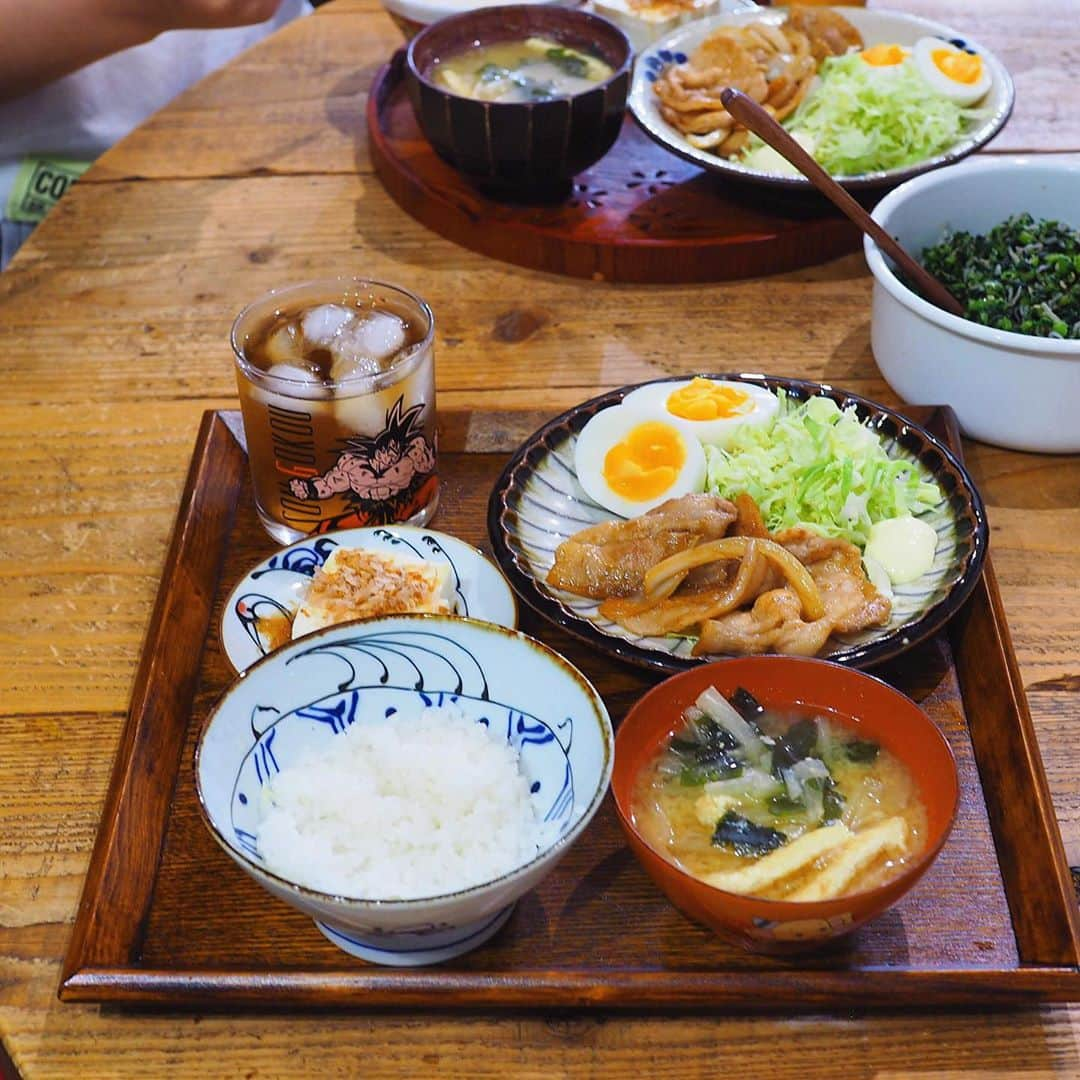 シンプルご飯が好き。さんのインスタグラム写真 - (シンプルご飯が好き。Instagram)「夕飯 生姜焼き 冷奴 玉ねぎと大根、わかめの味噌汁 大根の葉とじゃこのふりかけ ━━━☞━━━☞━━━☞━━━☞𓃟𓃟＊＊ 小麦粉はたいて柔らか生姜焼きには 千切りキャベツにマヨネーズ。これ正解。 味噌汁は具沢山が好きです。 キンキンの麦茶の入ったコップは いつかのイレブンクジの大当たり。 これを大当たりと思うのはピュアな子供か 子供心がある寛容な大人にのでは…🙄 くじに盛り上がる子供達を横目に お願い、お願いだから食器系だけはやめて… と願う私は心がせまいのかな😂 もちろん手に入ったら日常使いしますけどね！ クリアファイルか食器当選率高し。」9月14日 21時23分 - heavydrinker