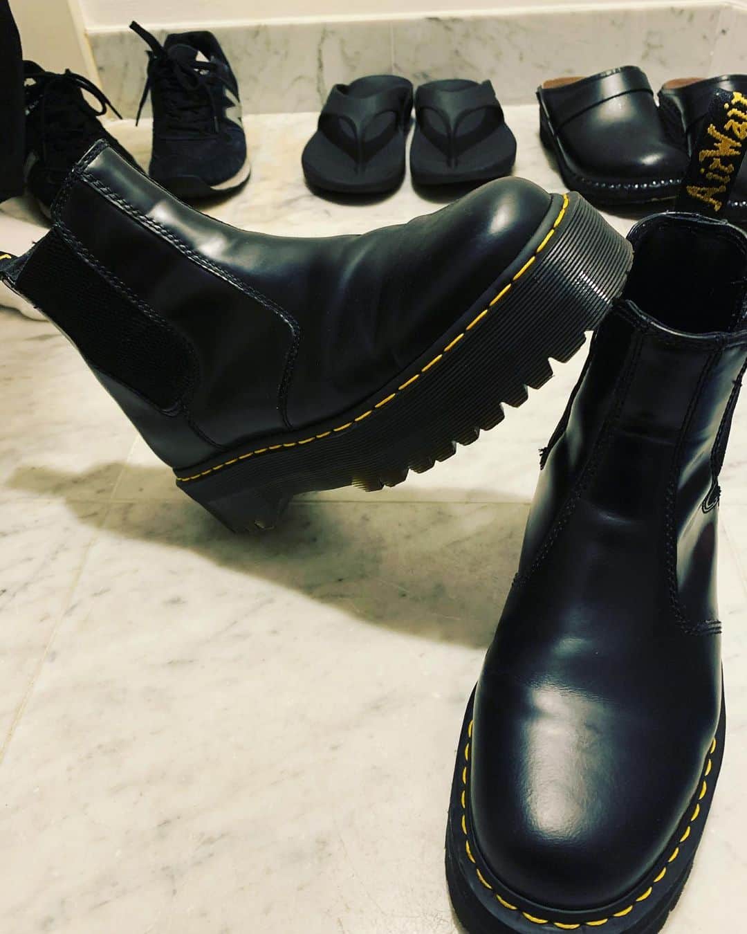 宮崎秋人さんのインスタグラム写真 - (宮崎秋人Instagram)「ロビンの靴の脱ぎ方よ。 お洒落か。  #たまたま #偶然の産物」9月14日 21時24分 - shuto_miyazaki
