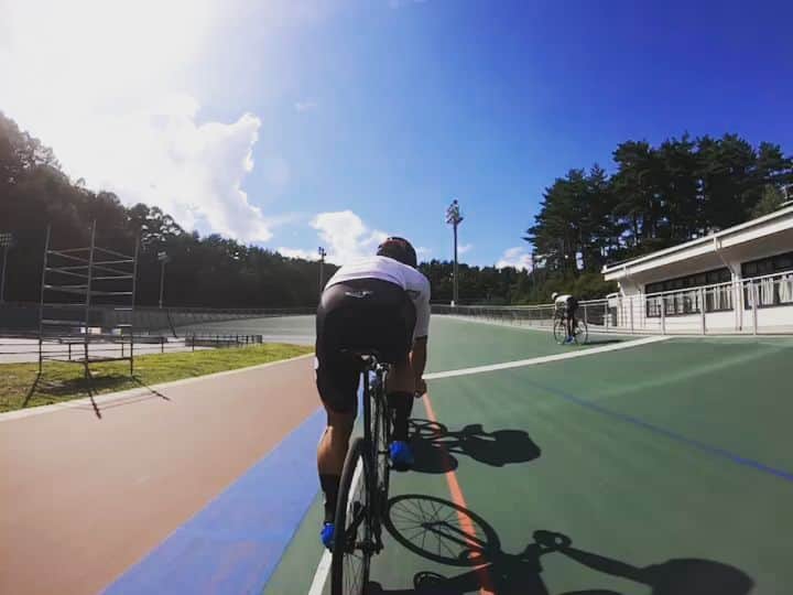 橋本英也のインスタグラム：「Madison training 🤝 #cycling #cyclingtrack #madison #fixedgear #training #workout #ロードバイク女子 #teambridgestone #ChaseYourDream」