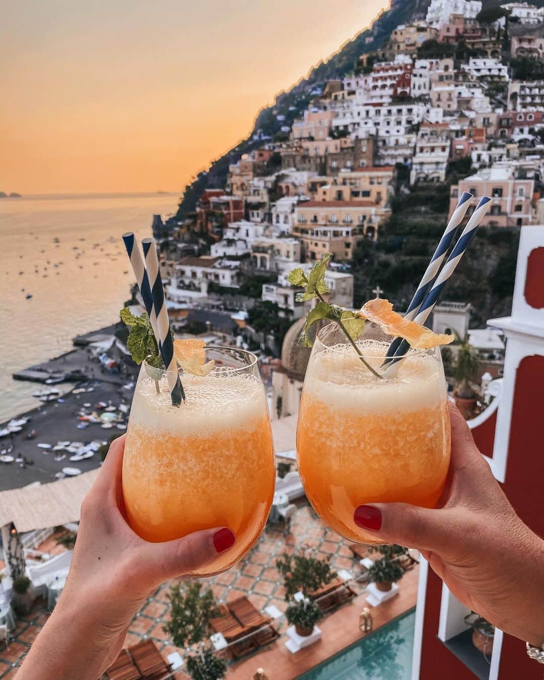 バーボラ・コディトヴァのインスタグラム：「This bar had the most epic drinks, great view and they gave you popcorn to watch the sunset - pretty amazing, no? To figure out the place follow me on the @twisperofficial! #ad  Ps: Win 250€ when following @twisperofficial and tagging them together with #myhappyplace in your next Instagram post about a hotel, restaurant or a cafe! #TWISPER」