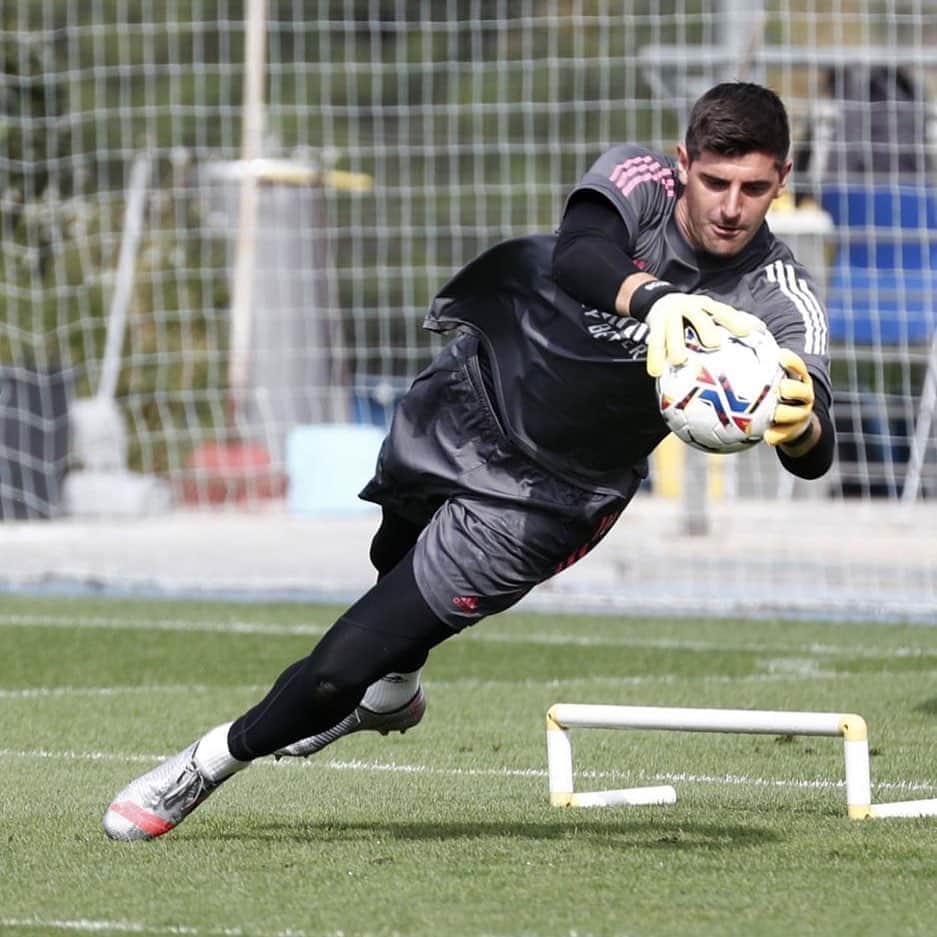 ティボ・クルトゥワのインスタグラム：「Primer entrenamiento de la semana ✔️ #HalaMadrid」