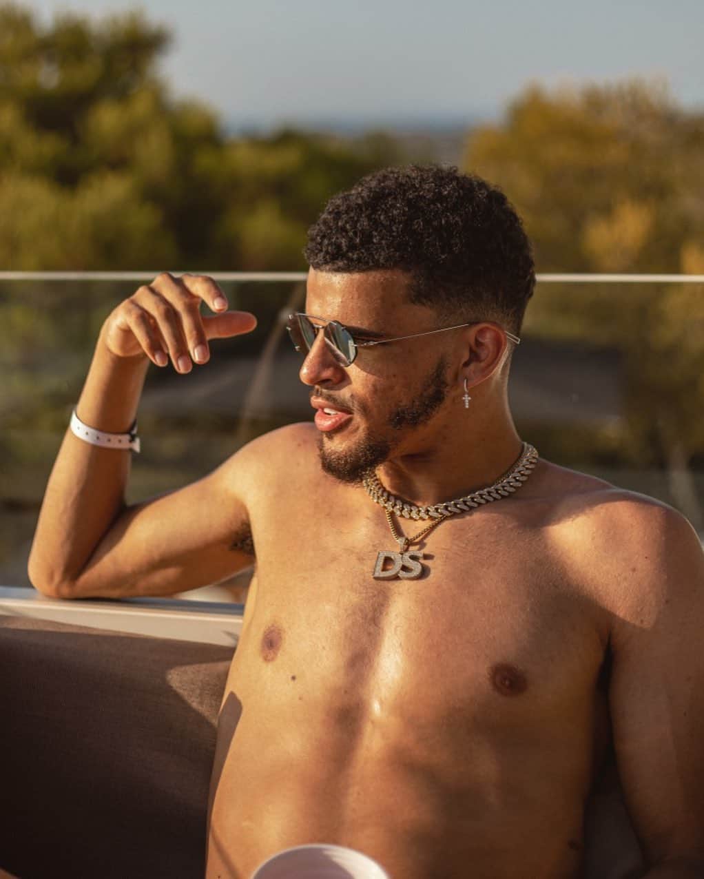 ドミニク・ソランケのインスタグラム：「Thank God for another year.🙏🏾❤️」