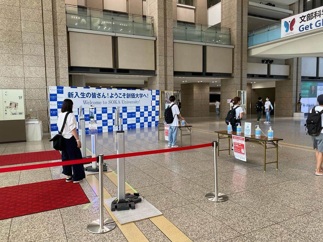 Soka Universityさんのインスタグラム写真 - (Soka UniversityInstagram)「本日9月14日(月)、秋学期オンラインと対面授業が始まりました！💪 久しぶりの大学での授業でもあり、中央教育棟1階ロビーに学生主体のモザイクアートが新入生らを歓迎しました。🎊 ニュープリンスホールとグランカフェも株式会社LEOCの営業開始しました。 秋学期もよろしくお願いいたします。🙇 #discoversoka #sodaigram #sokauniversity #hachioji #tokyo #campuslife #universitystudent #fallsemester #2020fall #september2020 #backtoschool2020 #environment #onlineclasses #創価大学 #八王子 #キャンパス #大学 #学生 #秋学期 #９月 #2020秋 #新入生ようこそ #がんばろう創大生」9月14日 21時32分 - sokauniversity