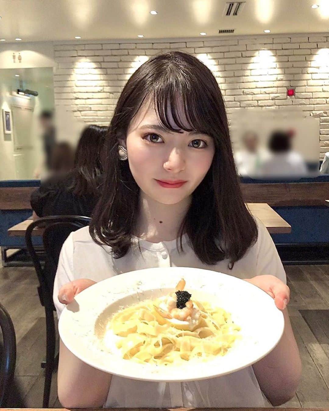 林桃絢美のインスタグラム：「・ こんばんは！ ・ 先日食べたパスタがとっても美味しくてまた行こうと思っている食いしん坊なはやしです☺🌷 アプリで撮って貰ったら目がキラキラしてて漫画みたいですね！ ・ 本日も #もなポチ お願い致します🌟 いつもありがとうございます🙏🏻🌻 ・ ・ #日本女子大学コンテスト　#日本女子大学　#ミスコンテスト　 #パスタ　#カフェ　#クリームパスタ　#表参道　#原宿 #pasta #cafe #Tokyo #likeforlikes #instagood #instalike #instacafe」