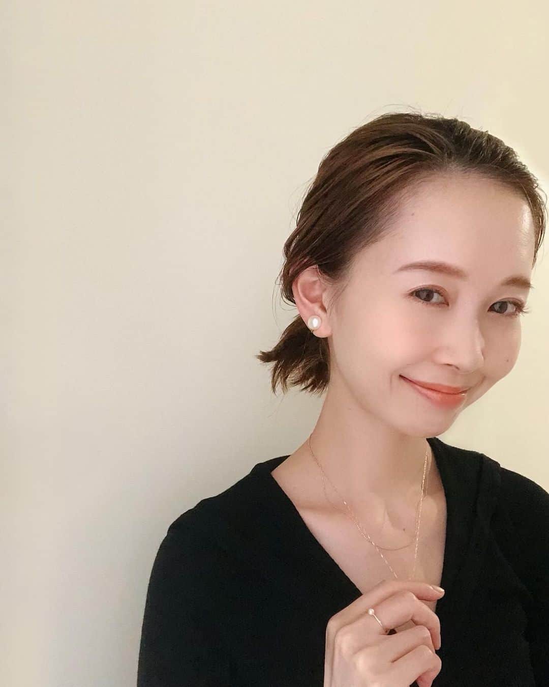はれこのインスタグラム：「お気に入りの組み合わせ🤎☕️🍬 . ♡ブラックのお洋服 ♡ルナソルの紅茶アイシャドウ ♡華奢なゴールドのネックレス ♡パールリング . #ELIN #LUNASOL #colette #colettegift #はれこアクセまとめ」