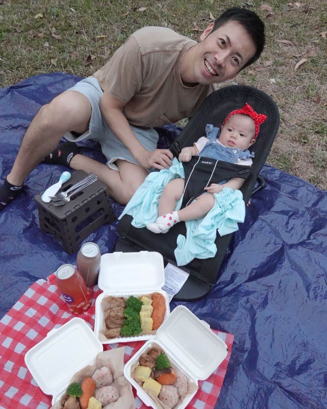 アキラ・コンチネンタル・フィーバーのインスタグラム：「🍙First family trip🏕  #baby #trip #あかちゃんのいる生活  #indonesia #インドネシア  #スマイル育児 #ベビフル」