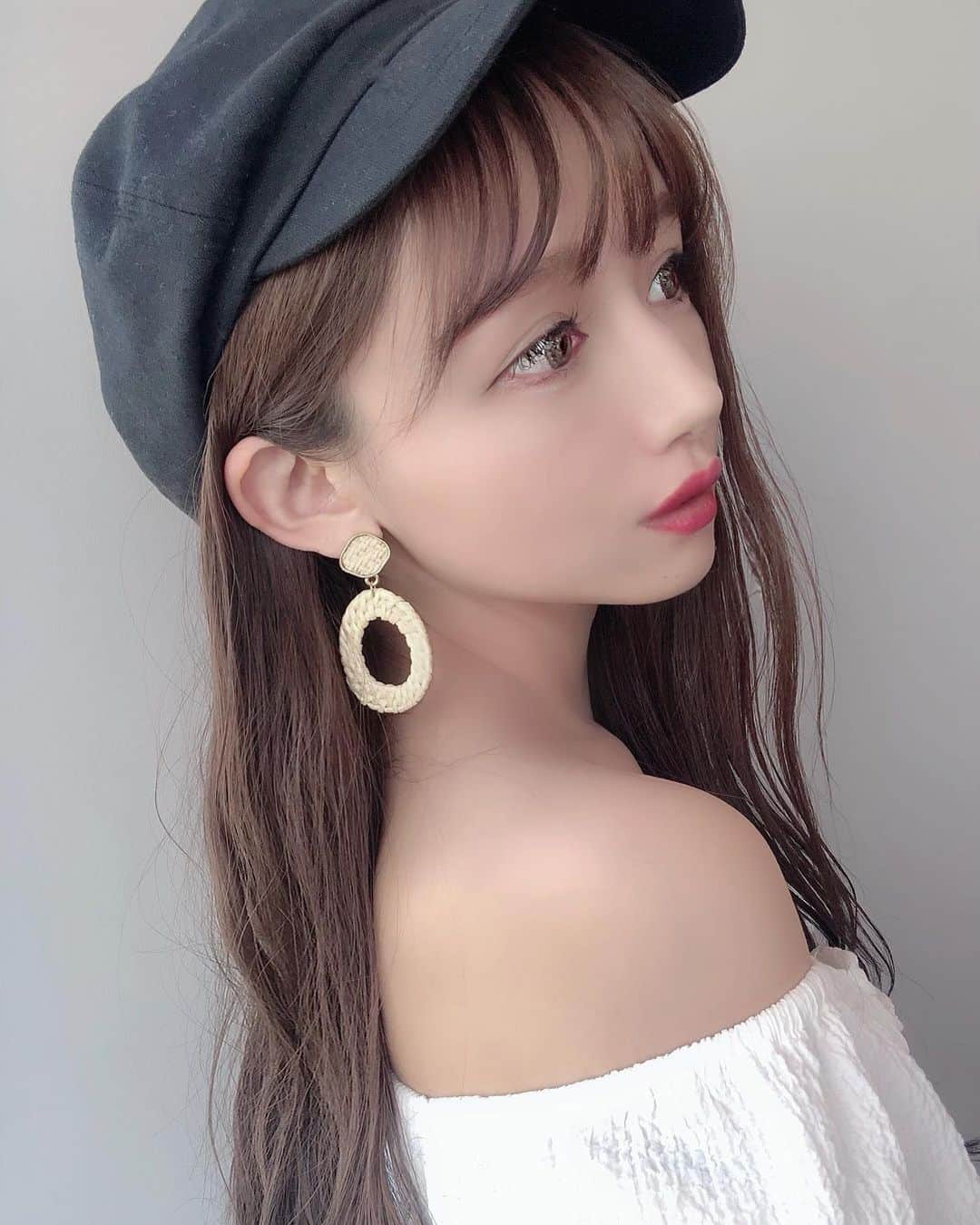 yuu__aaaのインスタグラム：「. . キャスケット🧢💗 . 朝時間ないときなんかかぶっちゃう🙄💓 . . #キャスケット#ootdfashion #ootd #make#メイク#カラコン#コーデ#オフショル#アイライン#hairstyle #帽子コーデ」