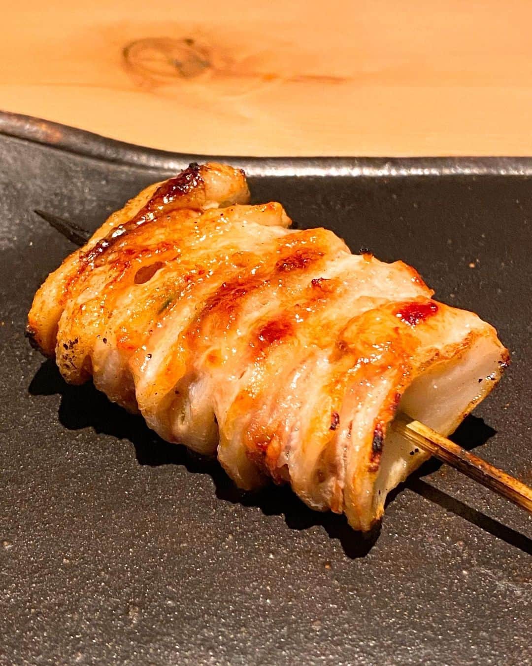 秋山具義さんのインスタグラム写真 - (秋山具義Instagram)「都内の焼鳥店で好きなNo.３に入る神楽坂『焼鳥 茜』。﻿ 小さめのポーションの焼鳥の林裕太大将の絶妙な焼き加減が最高で味も食感も大好きです！！！﻿ ﻿ えのき軸ステーキ大好きで、奥様茜さんの薩摩揚げはあいかわらず絶品で、初めて食べたナンコツミルフィーユ素晴らしく美味しかったな〜！！！﻿ ﻿ ドリンク親子丼は、2リットル飲みたい！！！﻿ ﻿ #焼鳥茜 #具義焼鳥2020」9月14日 21時39分 - gugitter