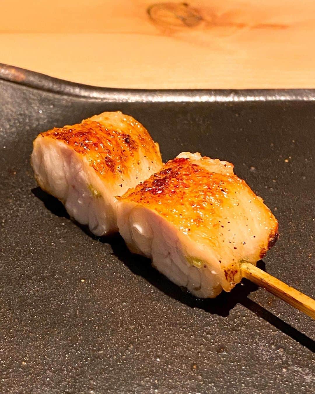 秋山具義さんのインスタグラム写真 - (秋山具義Instagram)「都内の焼鳥店で好きなNo.３に入る神楽坂『焼鳥 茜』。﻿ 小さめのポーションの焼鳥の林裕太大将の絶妙な焼き加減が最高で味も食感も大好きです！！！﻿ ﻿ えのき軸ステーキ大好きで、奥様茜さんの薩摩揚げはあいかわらず絶品で、初めて食べたナンコツミルフィーユ素晴らしく美味しかったな〜！！！﻿ ﻿ ドリンク親子丼は、2リットル飲みたい！！！﻿ ﻿ #焼鳥茜 #具義焼鳥2020」9月14日 21時39分 - gugitter
