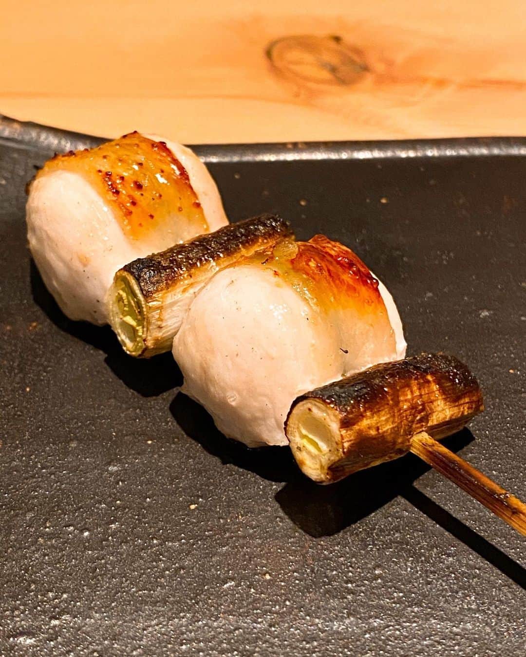 秋山具義さんのインスタグラム写真 - (秋山具義Instagram)「都内の焼鳥店で好きなNo.３に入る神楽坂『焼鳥 茜』。﻿ 小さめのポーションの焼鳥の林裕太大将の絶妙な焼き加減が最高で味も食感も大好きです！！！﻿ ﻿ えのき軸ステーキ大好きで、奥様茜さんの薩摩揚げはあいかわらず絶品で、初めて食べたナンコツミルフィーユ素晴らしく美味しかったな〜！！！﻿ ﻿ ドリンク親子丼は、2リットル飲みたい！！！﻿ ﻿ #焼鳥茜 #具義焼鳥2020」9月14日 21時39分 - gugitter