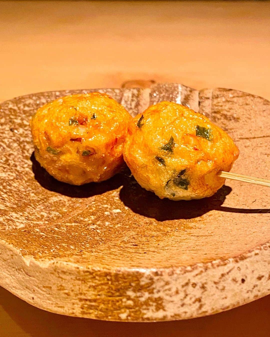 秋山具義さんのインスタグラム写真 - (秋山具義Instagram)「都内の焼鳥店で好きなNo.３に入る神楽坂『焼鳥 茜』。﻿ 小さめのポーションの焼鳥の林裕太大将の絶妙な焼き加減が最高で味も食感も大好きです！！！﻿ ﻿ えのき軸ステーキ大好きで、奥様茜さんの薩摩揚げはあいかわらず絶品で、初めて食べたナンコツミルフィーユ素晴らしく美味しかったな〜！！！﻿ ﻿ ドリンク親子丼は、2リットル飲みたい！！！﻿ ﻿ #焼鳥茜 #具義焼鳥2020」9月14日 21時39分 - gugitter
