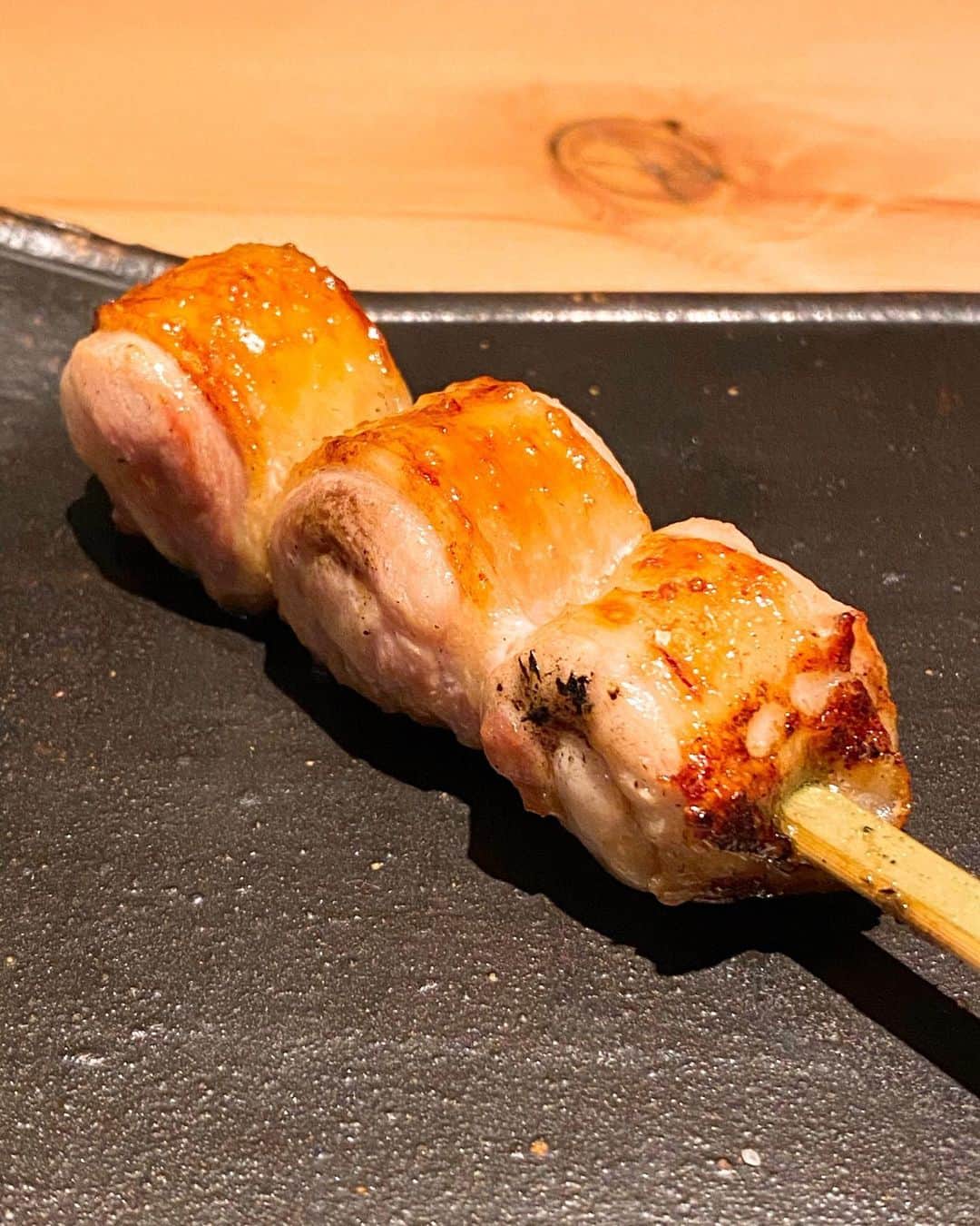 秋山具義さんのインスタグラム写真 - (秋山具義Instagram)「都内の焼鳥店で好きなNo.３に入る神楽坂『焼鳥 茜』。﻿ 小さめのポーションの焼鳥の林裕太大将の絶妙な焼き加減が最高で味も食感も大好きです！！！﻿ ﻿ えのき軸ステーキ大好きで、奥様茜さんの薩摩揚げはあいかわらず絶品で、初めて食べたナンコツミルフィーユ素晴らしく美味しかったな〜！！！﻿ ﻿ ドリンク親子丼は、2リットル飲みたい！！！﻿ ﻿ #焼鳥茜 #具義焼鳥2020」9月14日 21時39分 - gugitter
