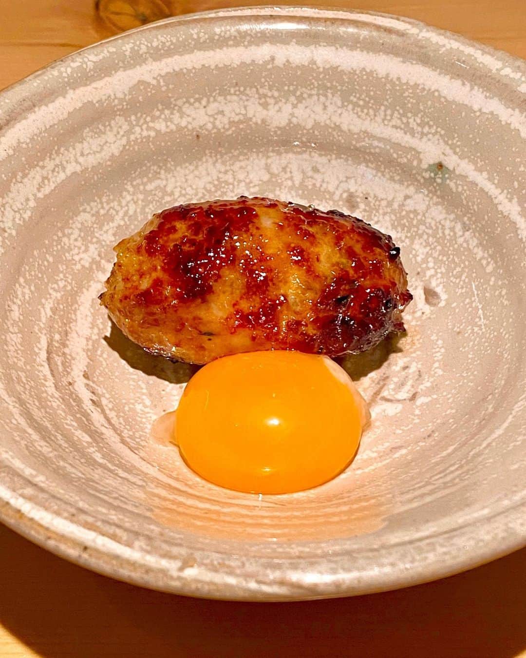 秋山具義さんのインスタグラム写真 - (秋山具義Instagram)「都内の焼鳥店で好きなNo.３に入る神楽坂『焼鳥 茜』。﻿ 小さめのポーションの焼鳥の林裕太大将の絶妙な焼き加減が最高で味も食感も大好きです！！！﻿ ﻿ えのき軸ステーキ大好きで、奥様茜さんの薩摩揚げはあいかわらず絶品で、初めて食べたナンコツミルフィーユ素晴らしく美味しかったな〜！！！﻿ ﻿ ドリンク親子丼は、2リットル飲みたい！！！﻿ ﻿ #焼鳥茜 #具義焼鳥2020」9月14日 21時39分 - gugitter