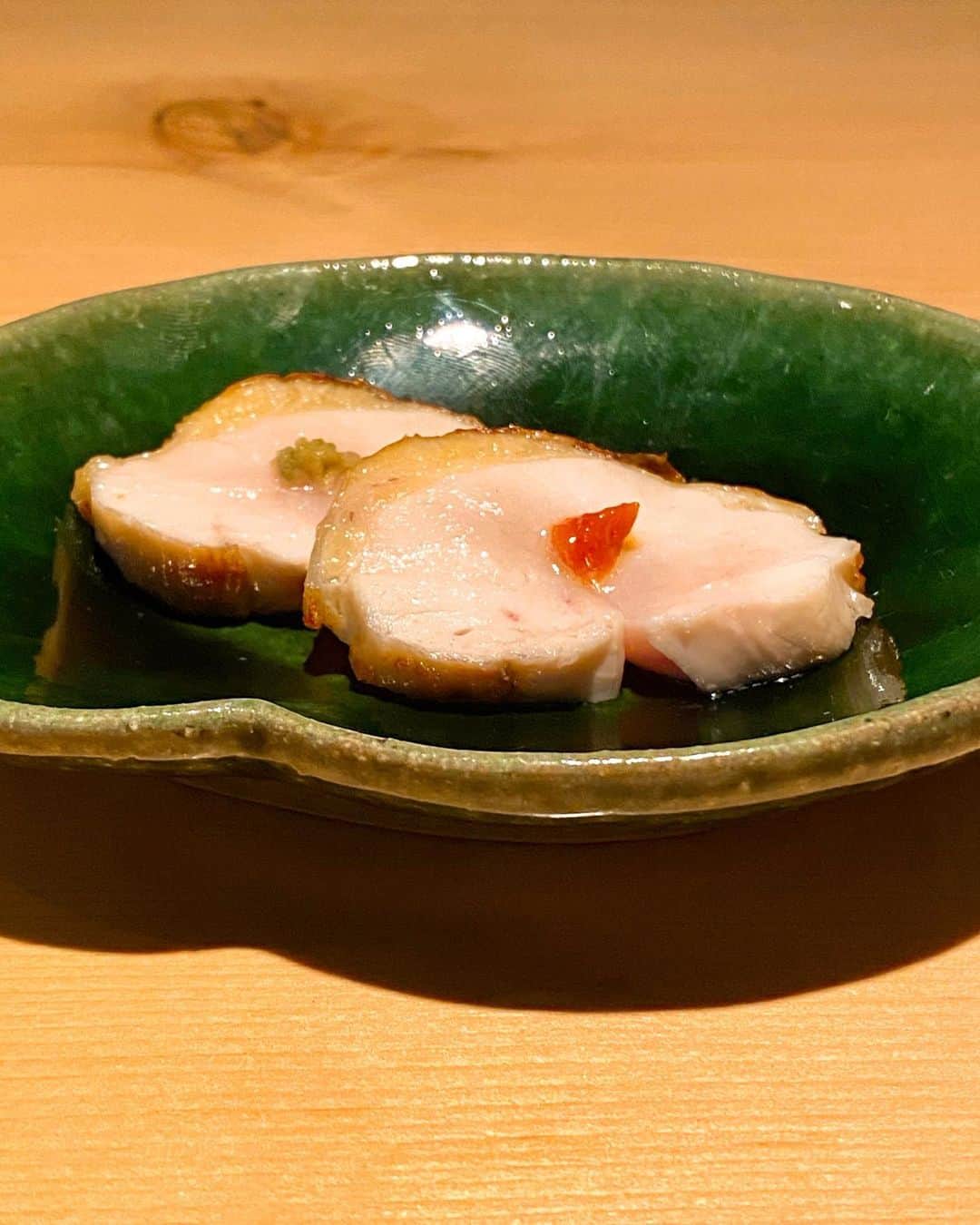 秋山具義さんのインスタグラム写真 - (秋山具義Instagram)「都内の焼鳥店で好きなNo.３に入る神楽坂『焼鳥 茜』。﻿ 小さめのポーションの焼鳥の林裕太大将の絶妙な焼き加減が最高で味も食感も大好きです！！！﻿ ﻿ えのき軸ステーキ大好きで、奥様茜さんの薩摩揚げはあいかわらず絶品で、初めて食べたナンコツミルフィーユ素晴らしく美味しかったな〜！！！﻿ ﻿ ドリンク親子丼は、2リットル飲みたい！！！﻿ ﻿ #焼鳥茜 #具義焼鳥2020」9月14日 21時39分 - gugitter