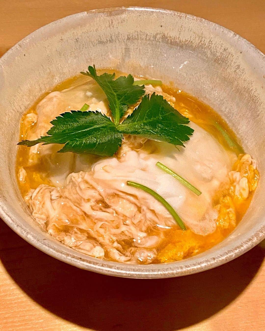 秋山具義さんのインスタグラム写真 - (秋山具義Instagram)「都内の焼鳥店で好きなNo.３に入る神楽坂『焼鳥 茜』。﻿ 小さめのポーションの焼鳥の林裕太大将の絶妙な焼き加減が最高で味も食感も大好きです！！！﻿ ﻿ えのき軸ステーキ大好きで、奥様茜さんの薩摩揚げはあいかわらず絶品で、初めて食べたナンコツミルフィーユ素晴らしく美味しかったな〜！！！﻿ ﻿ ドリンク親子丼は、2リットル飲みたい！！！﻿ ﻿ #焼鳥茜 #具義焼鳥2020」9月14日 21時39分 - gugitter