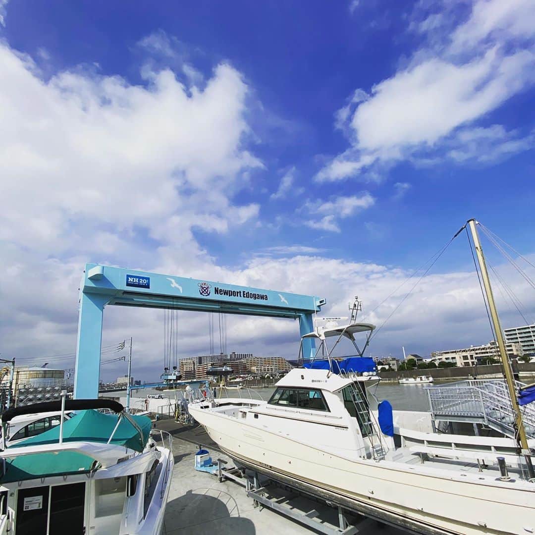 奥家沙枝子のインスタグラム：「ボートの航路拡大講習を受けました⚓️ 東京湾はタンカーとか大型船とか釣り船とかプレジャーボートがガンガン通ってるのを初めて知る😎 . . @newportmarineclub  #boat #boatlife #tokyo #bay #goodday #yamaha #summer #cruise #cruising #ship #captain #ボート#クルーザー#夏休み#浦安#東京湾#海#川#釣り#シースタイル#クルージング」