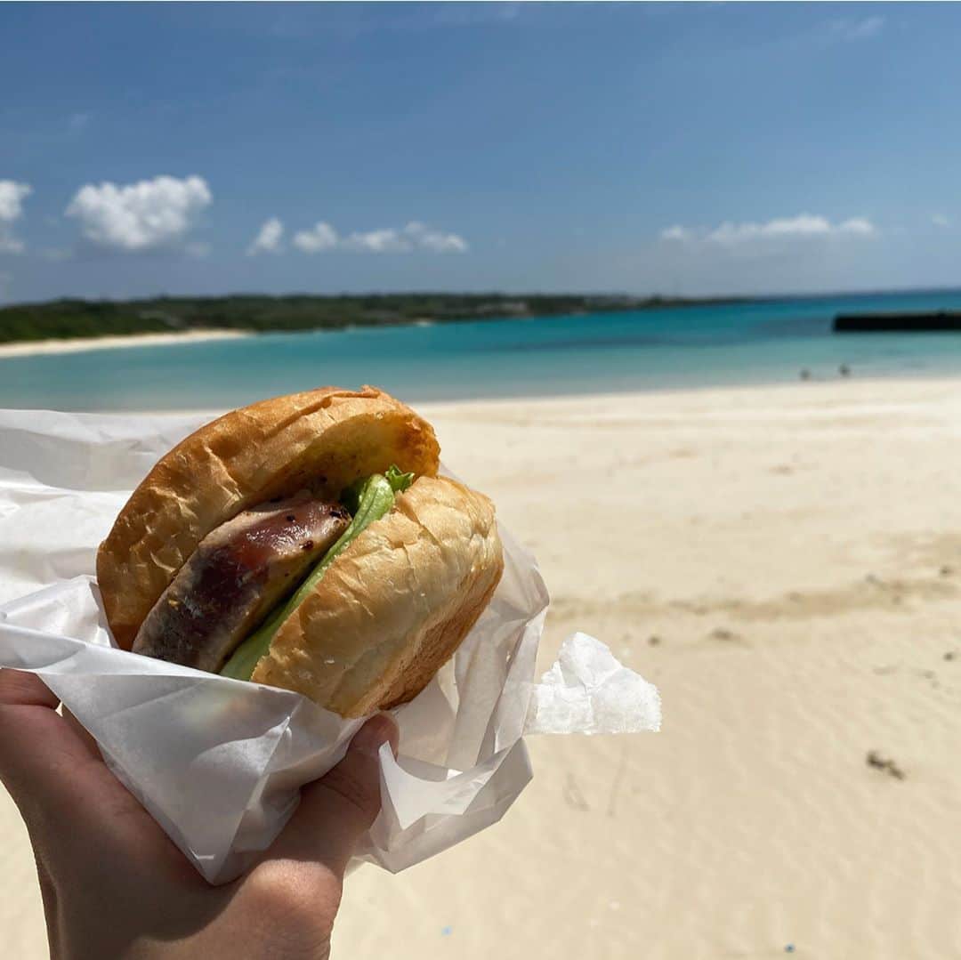片桐優妃さんのインスタグラム写真 - (片桐優妃Instagram)「天気とかもあると思うので言い切れないですが、個人的には1位2位といわれている他のビーチより#伊良部島 の海が一番綺麗に感じました🙇‍♂️✨ . なによりやっぱり人が少ないところが好き！ . #ダグズバーガー の#ツナバーガー おいしかった😋食べられて満足❤️#🍔 . #宮古島 #沖縄 #ビーチ #旅OL」9月14日 21時43分 - yuki710