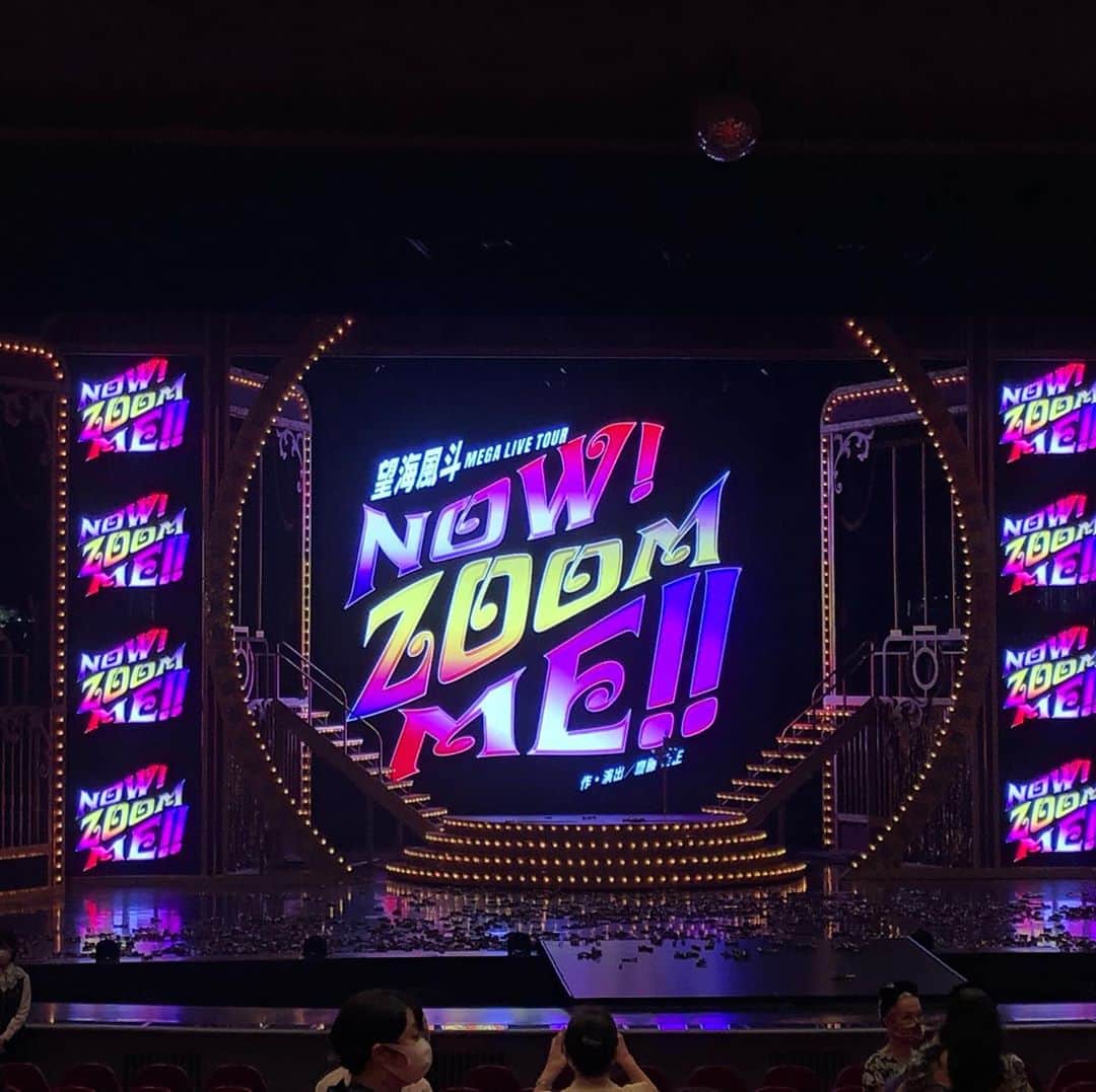 大津びわ子のインスタグラム：「宝塚雪組公演 望海風斗MEGA LIVE TOUR"Now! Zoom Me!!"を、池田「ひら川」の平川ママと観劇❣️ ステージのロゴを見て、なるほど！頭文字をとって「NoZoMe!!」なんだと❣️気づく。 コンサート♫ということで、初めての「応援うちわ」を作りました。いえ、ジャニーズのコンサートに行っていた娘に作ってもらいました。声が出せないから、せめて、うちわで応援‼️ ゆきのちゃん、大活躍で、めっちゃ応援しました。😎「ハニーフラッシュ‼️」  #宝塚歌劇団 #宝塚大劇場 #nowzoomme #望海風斗 #妃華ゆきの」