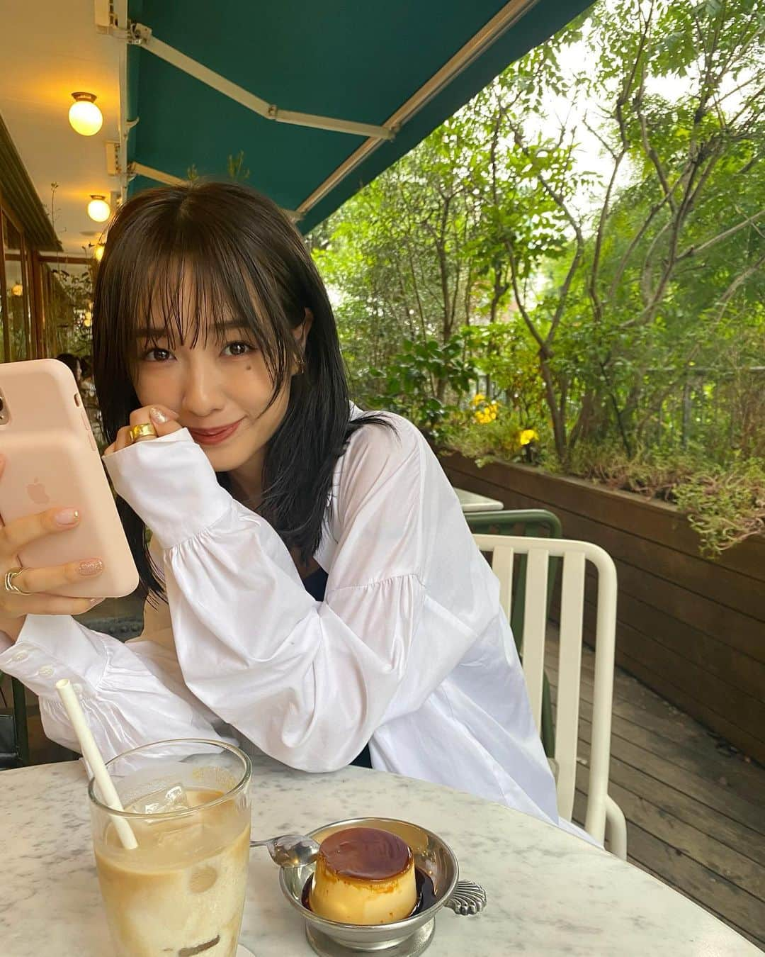 前田希美（まえのん）さんのインスタグラム写真 - (前田希美（まえのん）Instagram)「#のんカフェ巡り   渋谷にある、 @whiteglasscoffee に行ってきました。  大人気な上に日曜日というのもあって 少し並びました。  ケーキが美味しそうすぎて 何にするか迷っちゃったけど、 大好きなティラミスに♡  一緒に行った愛美の写真を撮ってたら こっちのが明るいから こっち来てって席を交換して わざわざのんの写真も撮ってくれました。 逆光で暗かったみたい。  優しい～︎☺︎✌︎︎  なので2枚目からはのんがプリンを 頼んだみたいな写真です。笑  ティラミスはミルクの味が強くて 甘すぎなくてすっごく美味しかったです🍫  ふわふわのティラミスの間に チョコレートプレートが挟んであって パリっふわって感じでした。  んーまた食べに行きたい。  #のんカフェ巡り #whiteglasscoffee  #ホワイトグラスコーヒー #渋谷カフェ  #shibuyacafe #shibuya」9月14日 21時46分 - maeda_nozomi