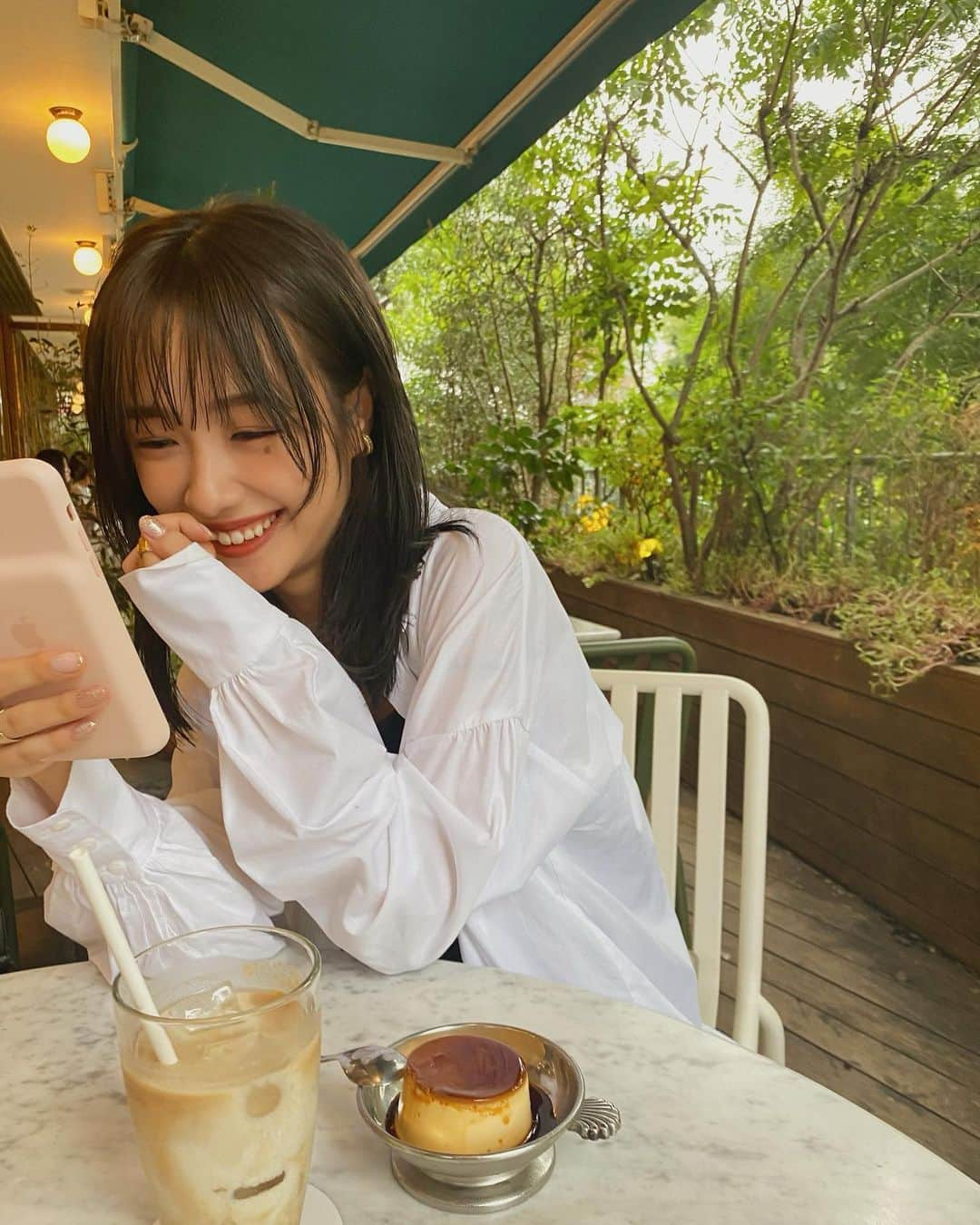 前田希美（まえのん）さんのインスタグラム写真 - (前田希美（まえのん）Instagram)「#のんカフェ巡り   渋谷にある、 @whiteglasscoffee に行ってきました。  大人気な上に日曜日というのもあって 少し並びました。  ケーキが美味しそうすぎて 何にするか迷っちゃったけど、 大好きなティラミスに♡  一緒に行った愛美の写真を撮ってたら こっちのが明るいから こっち来てって席を交換して わざわざのんの写真も撮ってくれました。 逆光で暗かったみたい。  優しい～︎☺︎✌︎︎  なので2枚目からはのんがプリンを 頼んだみたいな写真です。笑  ティラミスはミルクの味が強くて 甘すぎなくてすっごく美味しかったです🍫  ふわふわのティラミスの間に チョコレートプレートが挟んであって パリっふわって感じでした。  んーまた食べに行きたい。  #のんカフェ巡り #whiteglasscoffee  #ホワイトグラスコーヒー #渋谷カフェ  #shibuyacafe #shibuya」9月14日 21時46分 - maeda_nozomi