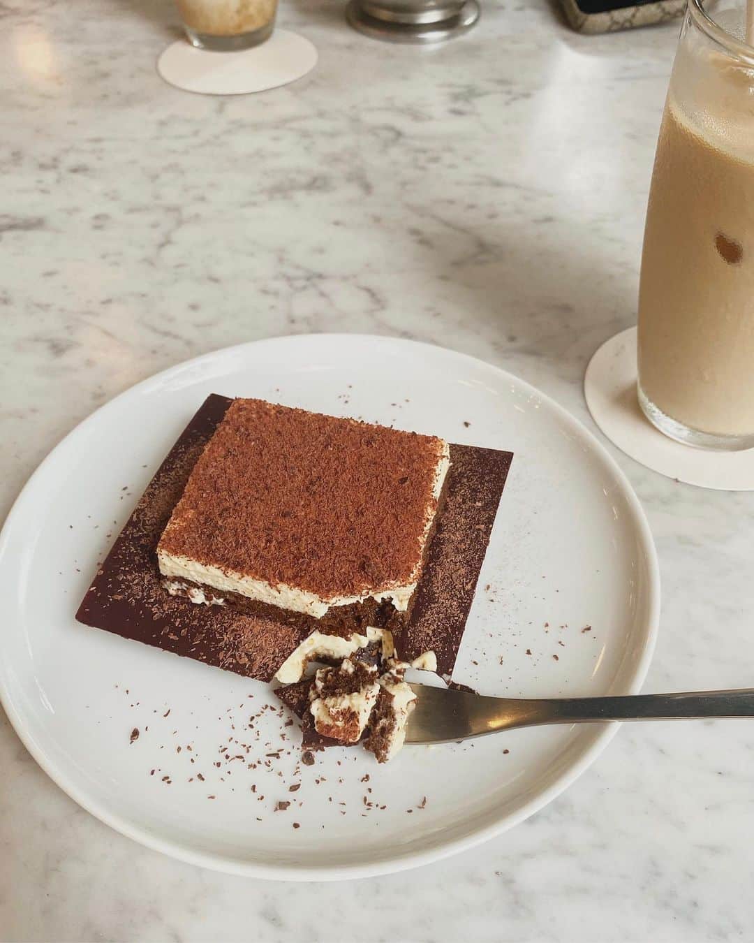 前田希美（まえのん）さんのインスタグラム写真 - (前田希美（まえのん）Instagram)「#のんカフェ巡り   渋谷にある、 @whiteglasscoffee に行ってきました。  大人気な上に日曜日というのもあって 少し並びました。  ケーキが美味しそうすぎて 何にするか迷っちゃったけど、 大好きなティラミスに♡  一緒に行った愛美の写真を撮ってたら こっちのが明るいから こっち来てって席を交換して わざわざのんの写真も撮ってくれました。 逆光で暗かったみたい。  優しい～︎☺︎✌︎︎  なので2枚目からはのんがプリンを 頼んだみたいな写真です。笑  ティラミスはミルクの味が強くて 甘すぎなくてすっごく美味しかったです🍫  ふわふわのティラミスの間に チョコレートプレートが挟んであって パリっふわって感じでした。  んーまた食べに行きたい。  #のんカフェ巡り #whiteglasscoffee  #ホワイトグラスコーヒー #渋谷カフェ  #shibuyacafe #shibuya」9月14日 21時46分 - maeda_nozomi