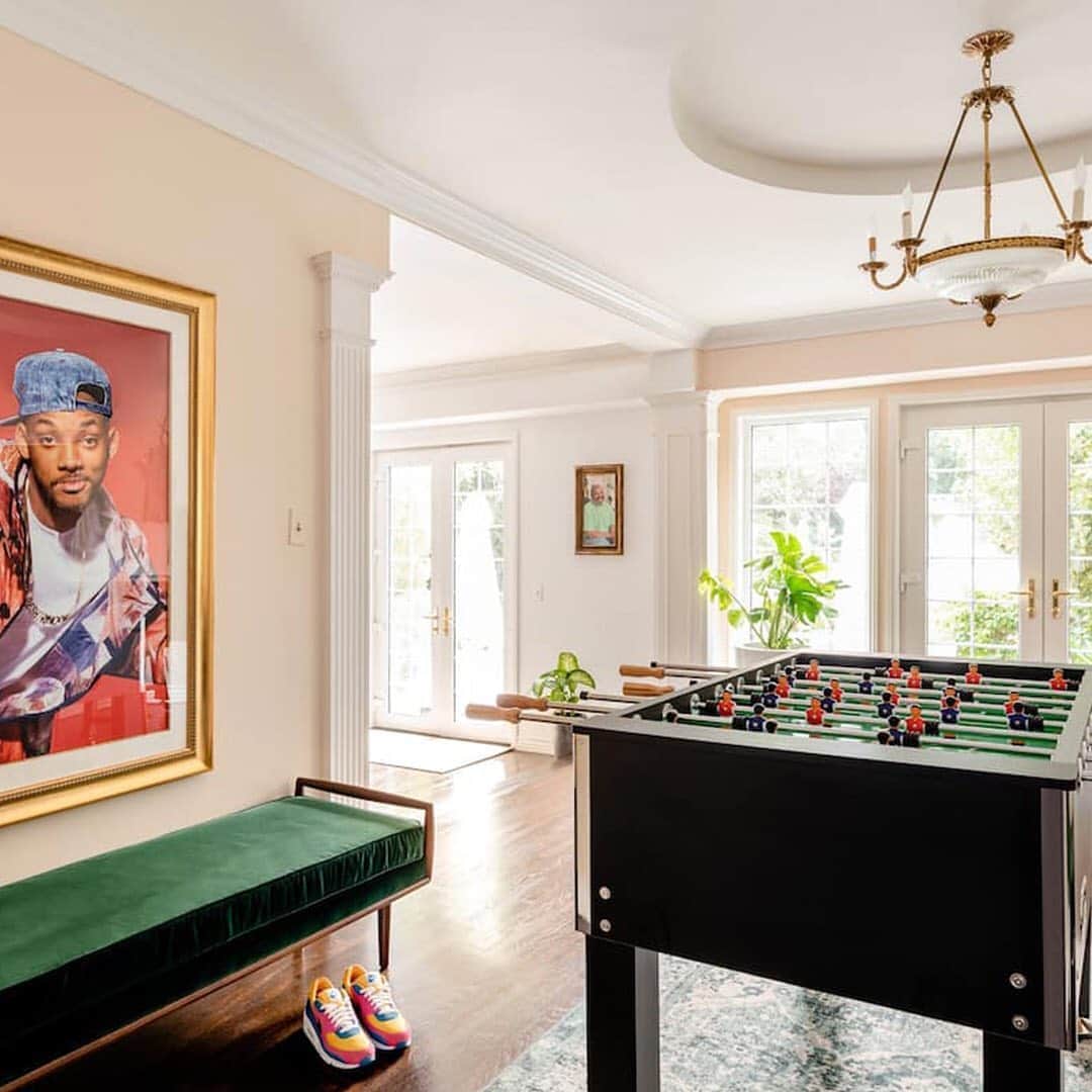 HYPEBEASTさんのインスタグラム写真 - (HYPEBEASTInstagram)「#hypelife: @willsmith has opened up the house from his iconic 1990 @freshprince sitcom on @airbnb for just $30 USD a night. The stay will include some memorable experiences like lacing up a fresh pair of Jordans for bedroom basketball, a look at the full wardrobe and memorable outfits from the show, and records and music from the show’s very own DJ Jazzy Jeff. Head to the link in our bio for more details. It’ll be open for booking to Los Angeles County residents starting September 29.⁠⠀ Photo: Airbnb」9月14日 21時47分 - hypebeast