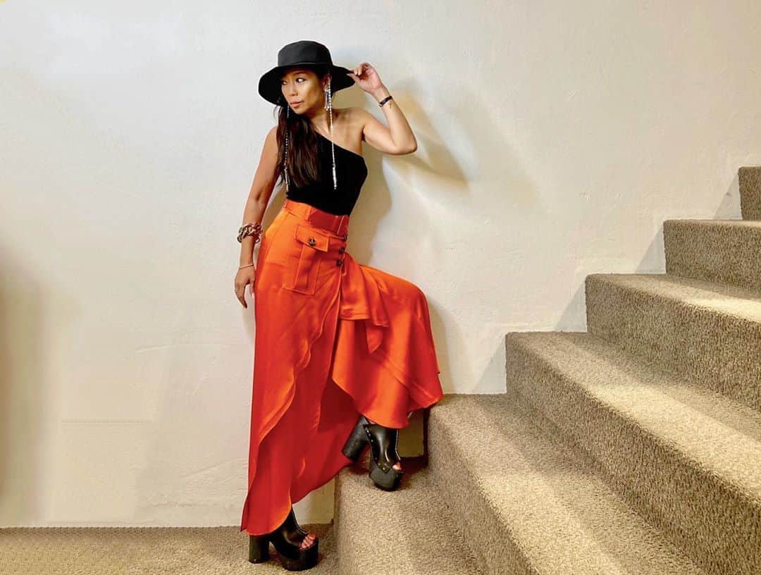 Taki Tanakaさんのインスタグラム写真 - (Taki TanakaInstagram)「Love Orange 🧡  #ootd #outfitoftheday #outfit  #SKIRT #selfportrait  #tops #ninaricci #shoes #maisonmargiela  #blackhat #fenty  ずっと狙っていた#セルフポートレート のスカート♡ 春夏コレクションだからただいまセール中です！ 秋冬にはざっくりニットやビックトップと合わせたいな。  トップスは何年も前のギョームアンリ時代の#ニナリッチ  キラキラが可愛いハットは今年NYで買った#リアーナ のブランド#フェンティ ヘビロテ中のサンダルは春夏コレクションの#メゾンマルジェラ #ちゃんとタビになってます  #良いもの好きなものを長く愛そう   #musthave @mrselfportrait  @maisonmargiela  @iza_official  #onsalenow   #izastagram」9月14日 21時47分 - tanakataki