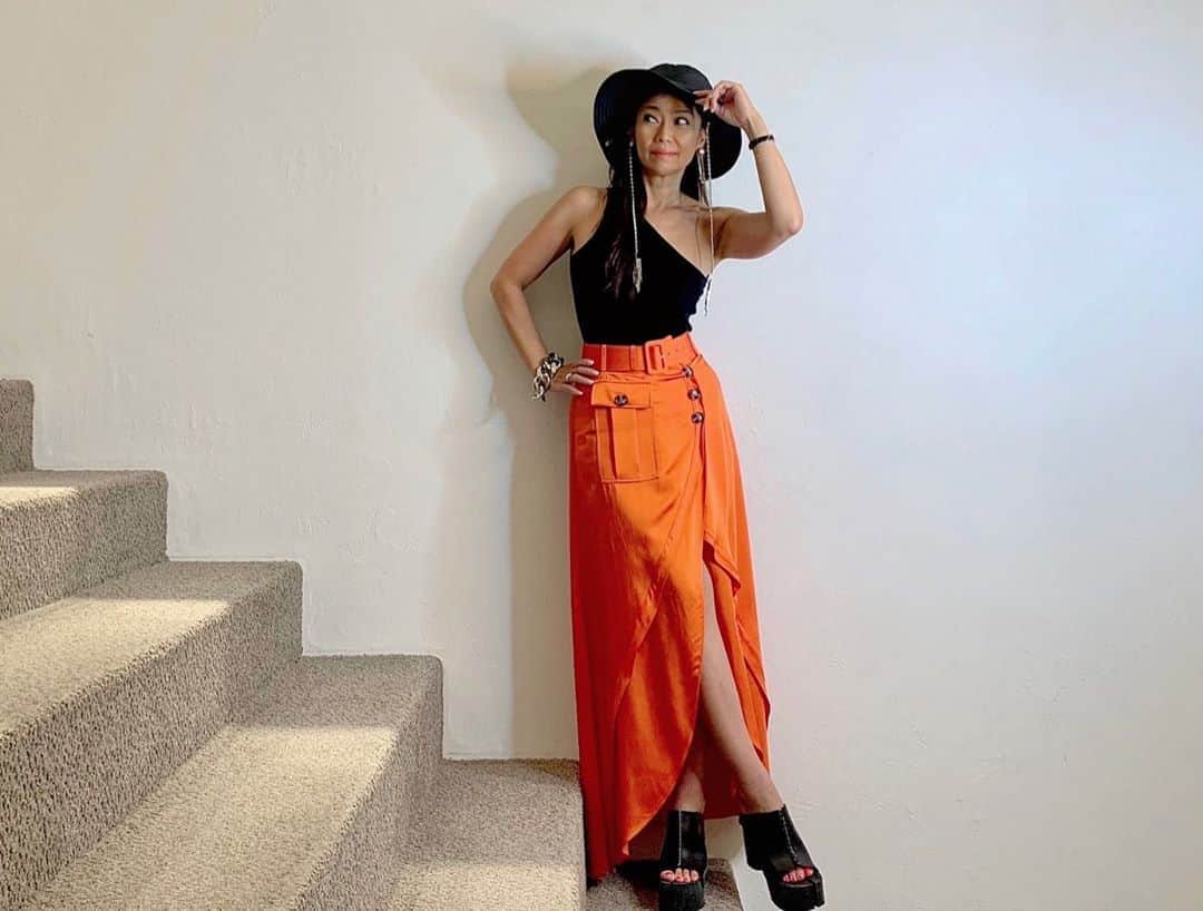 Taki Tanakaさんのインスタグラム写真 - (Taki TanakaInstagram)「Love Orange 🧡  #ootd #outfitoftheday #outfit  #SKIRT #selfportrait  #tops #ninaricci #shoes #maisonmargiela  #blackhat #fenty  ずっと狙っていた#セルフポートレート のスカート♡ 春夏コレクションだからただいまセール中です！ 秋冬にはざっくりニットやビックトップと合わせたいな。  トップスは何年も前のギョームアンリ時代の#ニナリッチ  キラキラが可愛いハットは今年NYで買った#リアーナ のブランド#フェンティ ヘビロテ中のサンダルは春夏コレクションの#メゾンマルジェラ #ちゃんとタビになってます  #良いもの好きなものを長く愛そう   #musthave @mrselfportrait  @maisonmargiela  @iza_official  #onsalenow   #izastagram」9月14日 21時47分 - tanakataki