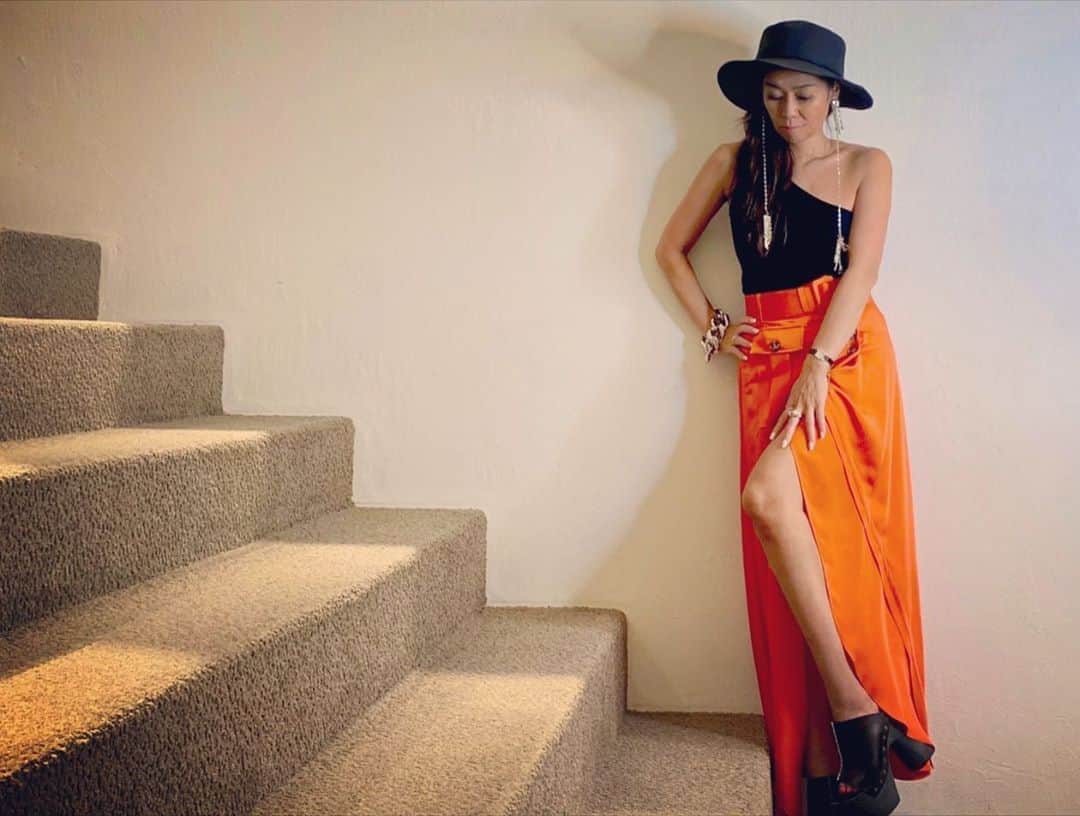Taki Tanakaさんのインスタグラム写真 - (Taki TanakaInstagram)「Love Orange 🧡  #ootd #outfitoftheday #outfit  #SKIRT #selfportrait  #tops #ninaricci #shoes #maisonmargiela  #blackhat #fenty  ずっと狙っていた#セルフポートレート のスカート♡ 春夏コレクションだからただいまセール中です！ 秋冬にはざっくりニットやビックトップと合わせたいな。  トップスは何年も前のギョームアンリ時代の#ニナリッチ  キラキラが可愛いハットは今年NYで買った#リアーナ のブランド#フェンティ ヘビロテ中のサンダルは春夏コレクションの#メゾンマルジェラ #ちゃんとタビになってます  #良いもの好きなものを長く愛そう   #musthave @mrselfportrait  @maisonmargiela  @iza_official  #onsalenow   #izastagram」9月14日 21時47分 - tanakataki