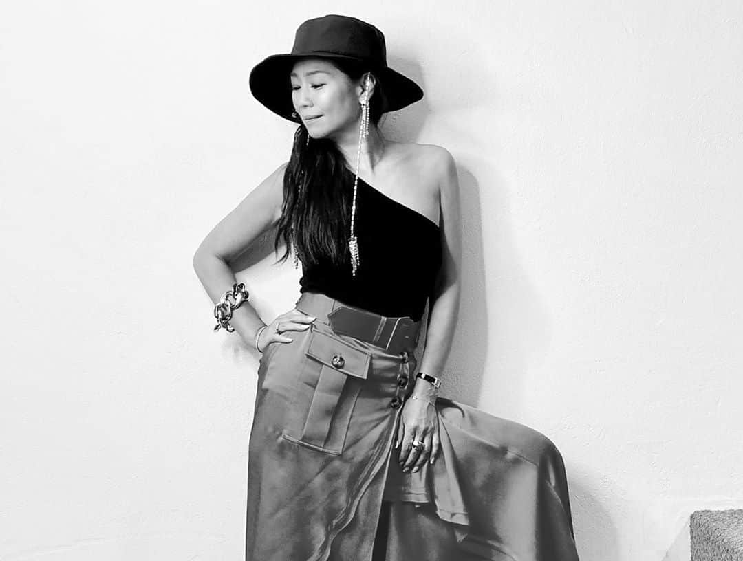 Taki Tanakaさんのインスタグラム写真 - (Taki TanakaInstagram)「Love Orange 🧡  #ootd #outfitoftheday #outfit  #SKIRT #selfportrait  #tops #ninaricci #shoes #maisonmargiela  #blackhat #fenty  ずっと狙っていた#セルフポートレート のスカート♡ 春夏コレクションだからただいまセール中です！ 秋冬にはざっくりニットやビックトップと合わせたいな。  トップスは何年も前のギョームアンリ時代の#ニナリッチ  キラキラが可愛いハットは今年NYで買った#リアーナ のブランド#フェンティ ヘビロテ中のサンダルは春夏コレクションの#メゾンマルジェラ #ちゃんとタビになってます  #良いもの好きなものを長く愛そう   #musthave @mrselfportrait  @maisonmargiela  @iza_official  #onsalenow   #izastagram」9月14日 21時47分 - tanakataki