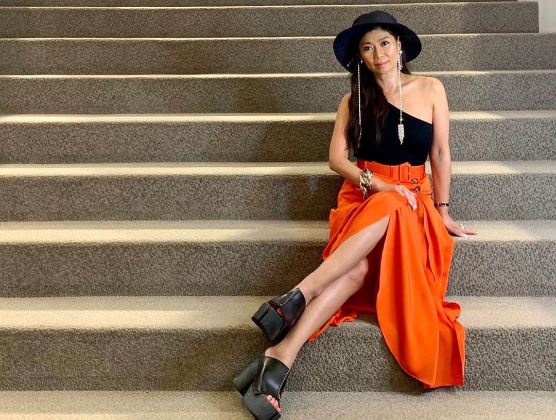 Taki Tanakaさんのインスタグラム写真 - (Taki TanakaInstagram)「Love Orange 🧡  #ootd #outfitoftheday #outfit  #SKIRT #selfportrait  #tops #ninaricci #shoes #maisonmargiela  #blackhat #fenty  ずっと狙っていた#セルフポートレート のスカート♡ 春夏コレクションだからただいまセール中です！ 秋冬にはざっくりニットやビックトップと合わせたいな。  トップスは何年も前のギョームアンリ時代の#ニナリッチ  キラキラが可愛いハットは今年NYで買った#リアーナ のブランド#フェンティ ヘビロテ中のサンダルは春夏コレクションの#メゾンマルジェラ #ちゃんとタビになってます  #良いもの好きなものを長く愛そう   #musthave @mrselfportrait  @maisonmargiela  @iza_official  #onsalenow   #izastagram」9月14日 21時47分 - tanakataki