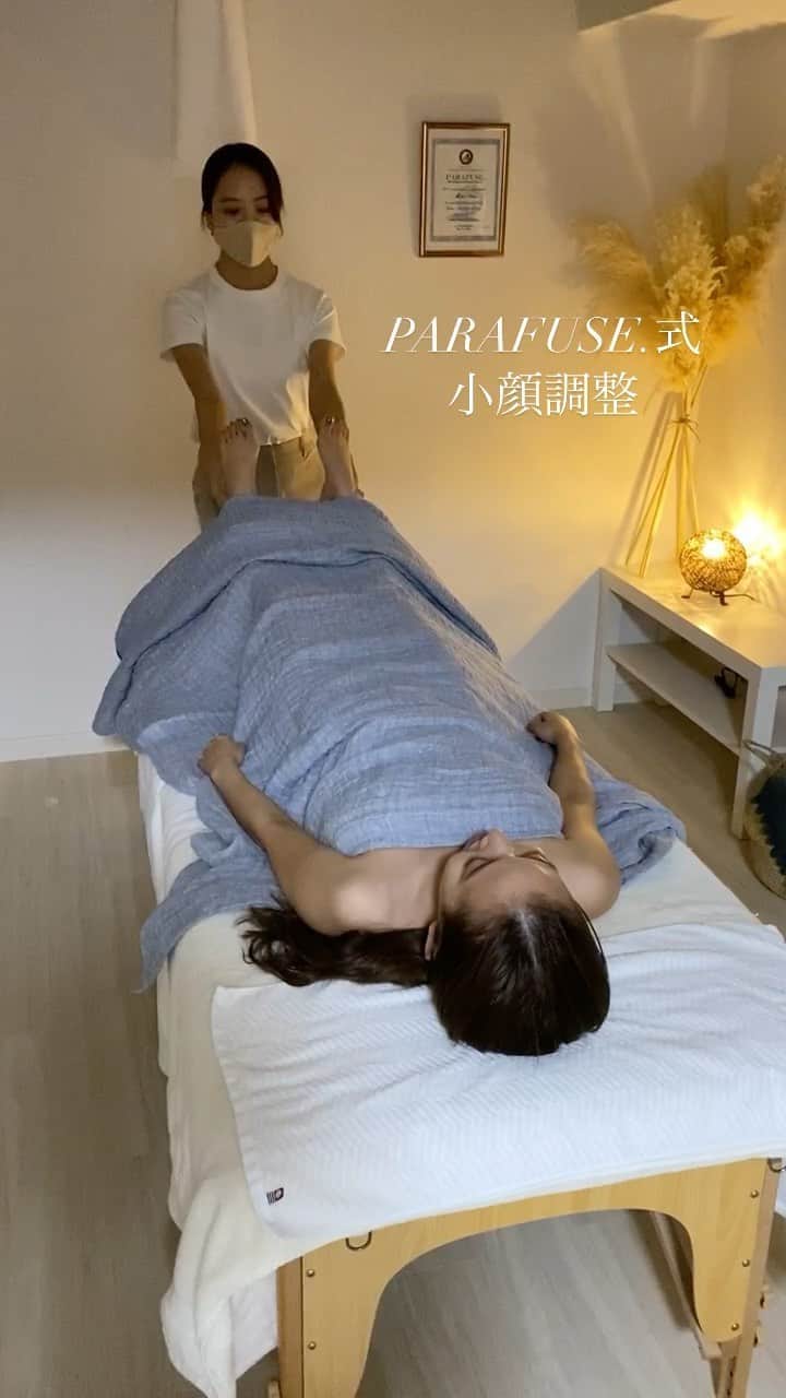 大野真昂のインスタグラム：「PARAFUSE.式小顔調整の施術風景💆🏼‍♀️🌿 （施術中の足のクセがすごいです。） りこが小顔調整してしてとしつこくて、、😐 脚、頭、デコルテ、首、背中へとアプローチし、 最後に顔の歪みを整えていきます✨ 頭のサイズ測ったら2cm小さくなってた！ M&R.Co オープンまであと2日🙌🏻💕 @mr.co_beautysalon  ------------------------------ 〒860-0848 熊本市中央区南坪井町5-27-1 ロマージュ上通並木坂404 ------------------------------ #parafuse #パラフューズ #parafuse熊本 #小顔 #小顔エステ #小顔調整 #脳洗浄 #脳脊髄液 #マッサージ #脱毛 #脱毛サロン #ルミクス #ルミクス脱毛 #lumix脱毛 #レディース脱毛 #キッズ脱毛 #熊本脱毛#mrco #エムアールドットコー #エステサロン #熊本サロン」