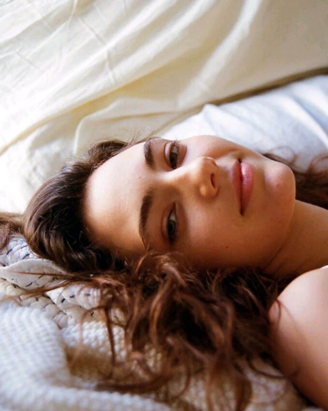 Amelia Zadroのインスタグラム：「We all have a unique way that best suits us to move through life, For me it’s taken years of consciously letting go of social conditioning about what’s the ‘wrong and right’ way of doing things and experimenting to find my personal flow 🌀 I had a human design reading with @livyourdesign last week, I’ve used HD for years and found it very useful for developing self-awareness and acceptance but having a personal reading allowed me to dive deeper into some areas where I still resist doing what feels most natural to me. At this point in time, the session largely helped me remember that I need to create more physical space and alone time for myself and so I can receive the subtle messages my body is telling me, This is my guide, personally, and how life flows best for me - when I listen to and follow those subtle impulses. We all have a unique way and human design is a great tool for understanding that. I highly recommend Livy as a Human Design guide, her understanding of the system, coupled with her intuitive questioning and guidance makes for a deeply transformative session. She’s offering my community a 10% discount with the code AMELIA10 if you would also like to book a reading and find out more about your Human Design.  If ya do (or if you already use HD) I’d love to hear what your greatest insights and take-aways from it have been???  ❤️ Photo by @dylanforsberg」