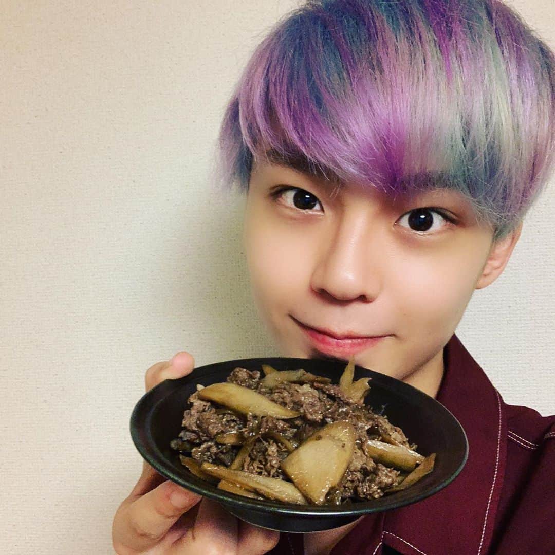 沢村玲/REIのインスタグラム：「ブログで言ってたやつ！  "豚汁"と"牛肉のしぐれ煮"！  思ったんだよね。  「茶色ですねーー！！」  あ。オンラインライブ9/23まじでよろぴく！(๑˃̵ᴗ˂̵)  #おうちごはん #おうち時間 #料理男子 #料理上手になりたい #沢村玲 #茶色ですがなにか #SWAGにお届け #ONOSPLIVE」