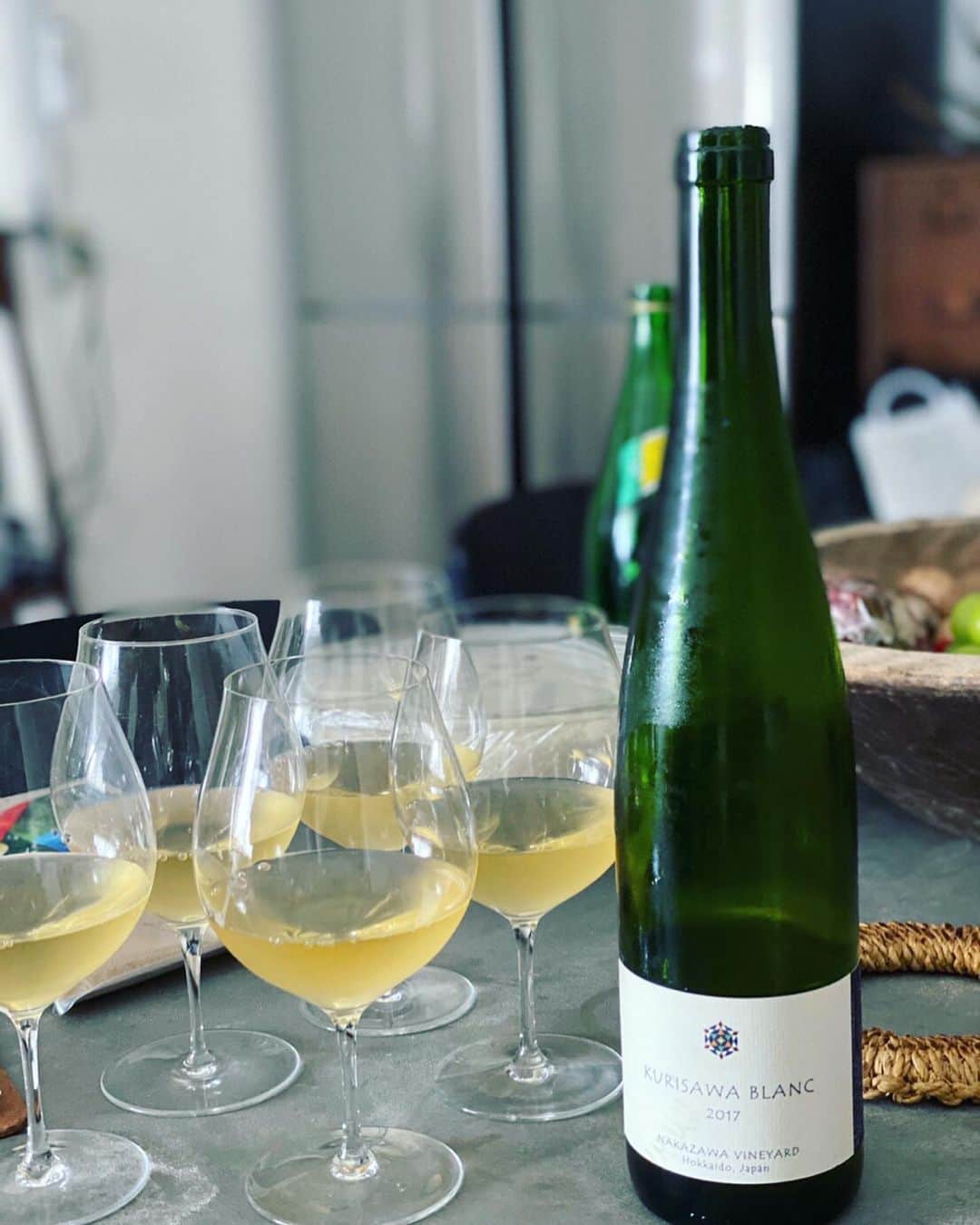 真藤舞衣子さんのインスタグラム写真 - (真藤舞衣子Instagram)「お友達とピッツアランチ。 生地はこねないピッツア生地なのでとっても簡単。 トマトソースも自家製です。  具材は 厚切りマッシュルームとトリュフサラミ、 とうもろこし🌽1本分たっぷり、 カラフルなトマトとバジル、 シャインマスカットとリコッタと それぞれに　弘子姉　@hirokocitabria が持ってきてくれた　チーズスタンド　@cheese_stand さんのモッツアレラやリコッタなどふんだんにのせて、絶品ピッツアが出来上がりました。 デザートは懐かしいプリン。  サイタブリア19周年とレフェルヴェソンス10周年、　ナツキちゃん　@natsuki_ito8 ご結婚とみんなでお祝い🥂おめでとう〜🍾㊗️🎊  ワインはこの3本です。どれも美味しかったなあ〜。  #nokneadbread #nokneadpizza  #ボウルひとつで作れるこねないパン  #塩糀トマトソース #ナカザワヴィンヤード  #共栄堂ワイン  #98wines」9月14日 21時51分 - maikodeluxe