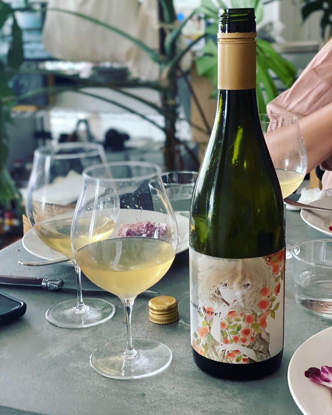 真藤舞衣子さんのインスタグラム写真 - (真藤舞衣子Instagram)「お友達とピッツアランチ。 生地はこねないピッツア生地なのでとっても簡単。 トマトソースも自家製です。  具材は 厚切りマッシュルームとトリュフサラミ、 とうもろこし🌽1本分たっぷり、 カラフルなトマトとバジル、 シャインマスカットとリコッタと それぞれに　弘子姉　@hirokocitabria が持ってきてくれた　チーズスタンド　@cheese_stand さんのモッツアレラやリコッタなどふんだんにのせて、絶品ピッツアが出来上がりました。 デザートは懐かしいプリン。  サイタブリア19周年とレフェルヴェソンス10周年、　ナツキちゃん　@natsuki_ito8 ご結婚とみんなでお祝い🥂おめでとう〜🍾㊗️🎊  ワインはこの3本です。どれも美味しかったなあ〜。  #nokneadbread #nokneadpizza  #ボウルひとつで作れるこねないパン  #塩糀トマトソース #ナカザワヴィンヤード  #共栄堂ワイン  #98wines」9月14日 21時51分 - maikodeluxe
