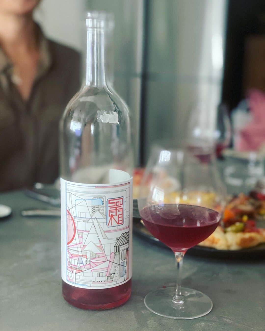 真藤舞衣子さんのインスタグラム写真 - (真藤舞衣子Instagram)「お友達とピッツアランチ。 生地はこねないピッツア生地なのでとっても簡単。 トマトソースも自家製です。  具材は 厚切りマッシュルームとトリュフサラミ、 とうもろこし🌽1本分たっぷり、 カラフルなトマトとバジル、 シャインマスカットとリコッタと それぞれに　弘子姉　@hirokocitabria が持ってきてくれた　チーズスタンド　@cheese_stand さんのモッツアレラやリコッタなどふんだんにのせて、絶品ピッツアが出来上がりました。 デザートは懐かしいプリン。  サイタブリア19周年とレフェルヴェソンス10周年、　ナツキちゃん　@natsuki_ito8 ご結婚とみんなでお祝い🥂おめでとう〜🍾㊗️🎊  ワインはこの3本です。どれも美味しかったなあ〜。  #nokneadbread #nokneadpizza  #ボウルひとつで作れるこねないパン  #塩糀トマトソース #ナカザワヴィンヤード  #共栄堂ワイン  #98wines」9月14日 21時51分 - maikodeluxe