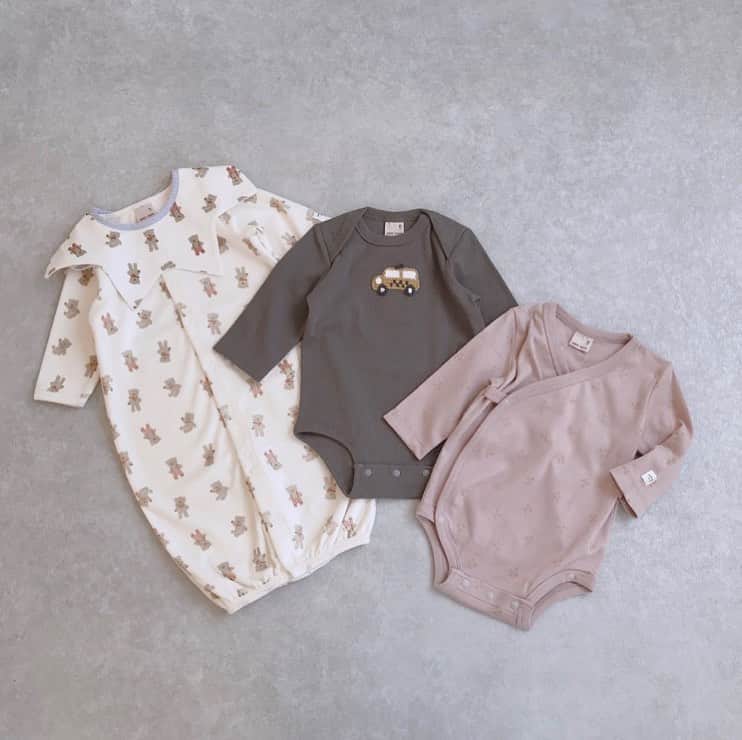 petit mainさんのインスタグラム写真 - (petit mainInstagram)「.﻿ 🎁BABY`S RECOMMEND🎁﻿ ﻿ プティマインではご自身のお子さまに、ご友人へのベビーギフトに、安心して着ていただけるおすすめなアイテムを多数お取り扱いしています。﻿ webサイト BABY'S RECOMMEND では、ギフトをお探しの方、忙しいママのほっと一息タイムなどにちょうど良い1〜２分でわかりやすく読める記事にしてご紹介しています。ストーリーズからリンクしていますのでプロフィールからご覧ください。﻿ @petitmain_official﻿ ﻿ ﻿ 【左から】﻿ 9503542 くま総柄ベロア２WAYオール ¥3,190（税込）﻿ ﻿ 9503543 くま総柄スタイ ¥1.320（税込）﻿ ﻿ 9503538 ニットモチーフテレコロンパース ¥2,530（税込）﻿ ﻿ 9603527 チェリーロンパース ¥2,530税込）﻿ ﻿ ●カラーやバリエーションは記事ページにてご案内しています。﻿ ﻿ ﻿ ※入荷、在庫状況は店舗によって異なります。お近くの店舗にお問い合わせ下さい。﻿ ※オンラインの入荷、在庫状況はナルミヤオンラインまでお問い合わせ下さい。﻿ @narumiyaonline_official ﻿ ﻿ ﻿ ﻿ #petitmain #プティマイン #むすめふく #むすこーで #プティキッズ #ナルミヤオンライン #narumiyaonline #narumiya_online #秋の新作 #プティ秋の新作 #おうち時間 #子どものいる暮らし #赤ちゃんのいる暮らし #子育てグラム #ベビーギフト #プティベビー #女の子ベビー #男の子ベビー #お宮参り #ハーフバースデー #置き画」9月14日 21時52分 - petitmain_official
