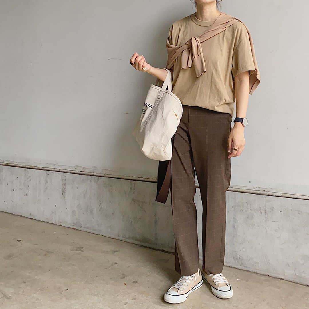 acco.mamaさんのインスタグラム写真 - (acco.mamaInstagram)「⠀ ⠀ またまた茶系🦥 ⠀ UNIQLO #スマートアンクルパンツ の 着まわし力が無限大っていう話を 先週ブログに書いたんだけど ぼちぼち想像超えてきてますー🤷‍♀️ ⠀ tops #lavishgate  cardigan #omnes pants #UNIQLO watch #mavenwatches  bag #lappartement  #goodgrief  shoes #converse ⠀」9月14日 21時56分 - acco.mama