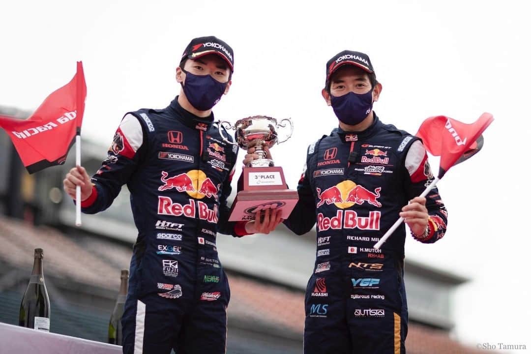 MOTUL Japanさんのインスタグラム写真 - (MOTUL JapanInstagram)「【TEAM Red Bull MUGEN】 . 9/13にツインリンクもてぎで開催されたSUPER GT Round4決勝にてTEAM Red Bull MUGENが表彰台に登りました。 . 写真1枚目は笹原 右京選手、武藤 英紀選手。2枚目・3枚目は16号車 Red Bull MOTUL MUGEN NSX-GT!!! . 今後の4戦での活躍も楽しみですね。 今後もSUPER GTから目が離せない!! 引続き応援をよろしくお願いします!! . @mugen1973  @shinjinakano  @hide_muto106  @ukyo_sasahara  . Photo:©Sho Tamura（ @shotamuraphotographer ） . #motul #motuljapan #mugen #無限 #motulmugen #redbullmotulmugen #redbullmotulmugennsxgt #mugenpower #supergt #gt500 #nsxgt #hondansx #acuransx #nsxgram #nsxnation #nsxsociety #スーパーgt #モチュール #300V #高性能オイル #中野信二 監督 #武藤英紀 選手 #笹原右京 選手 #rレーシングカー #レースカー #レース好きな人と繋がりたい #モータースポーツ好きな人と繋がりたい #クルマ好きな人と繋がりたい #車好きな人と繋がりたい #powerdbymotul」9月14日 22時00分 - motuljapan