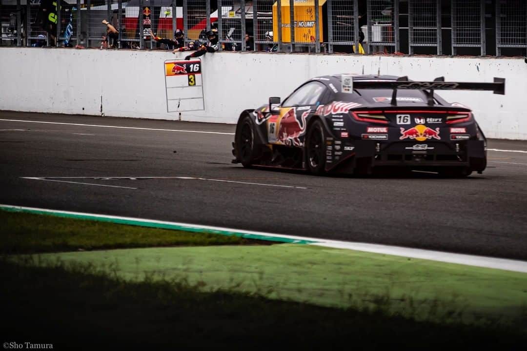MOTUL Japanさんのインスタグラム写真 - (MOTUL JapanInstagram)「【TEAM Red Bull MUGEN】 . 9/13にツインリンクもてぎで開催されたSUPER GT Round4決勝にてTEAM Red Bull MUGENが表彰台に登りました。 . 写真1枚目は笹原 右京選手、武藤 英紀選手。2枚目・3枚目は16号車 Red Bull MOTUL MUGEN NSX-GT!!! . 今後の4戦での活躍も楽しみですね。 今後もSUPER GTから目が離せない!! 引続き応援をよろしくお願いします!! . @mugen1973  @shinjinakano  @hide_muto106  @ukyo_sasahara  . Photo:©Sho Tamura（ @shotamuraphotographer ） . #motul #motuljapan #mugen #無限 #motulmugen #redbullmotulmugen #redbullmotulmugennsxgt #mugenpower #supergt #gt500 #nsxgt #hondansx #acuransx #nsxgram #nsxnation #nsxsociety #スーパーgt #モチュール #300V #高性能オイル #中野信二 監督 #武藤英紀 選手 #笹原右京 選手 #rレーシングカー #レースカー #レース好きな人と繋がりたい #モータースポーツ好きな人と繋がりたい #クルマ好きな人と繋がりたい #車好きな人と繋がりたい #powerdbymotul」9月14日 22時00分 - motuljapan