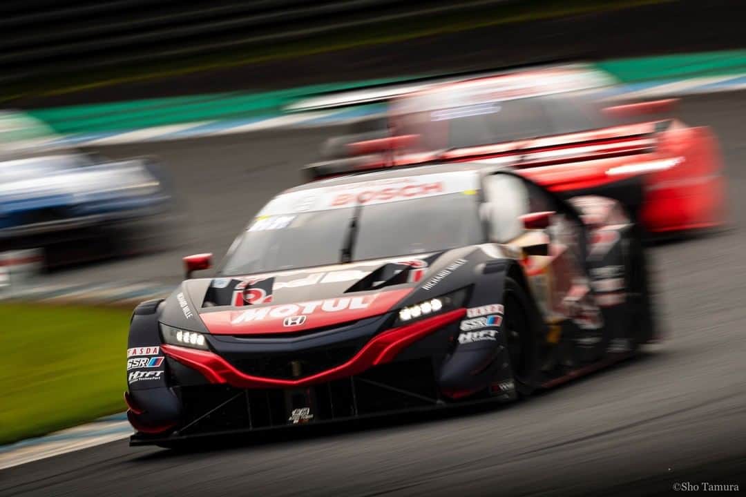 MOTUL Japanさんのインスタグラム写真 - (MOTUL JapanInstagram)「【TEAM Red Bull MUGEN】 . 9/13にツインリンクもてぎで開催されたSUPER GT Round4決勝にてTEAM Red Bull MUGENが表彰台に登りました。 . 写真1枚目は笹原 右京選手、武藤 英紀選手。2枚目・3枚目は16号車 Red Bull MOTUL MUGEN NSX-GT!!! . 今後の4戦での活躍も楽しみですね。 今後もSUPER GTから目が離せない!! 引続き応援をよろしくお願いします!! . @mugen1973  @shinjinakano  @hide_muto106  @ukyo_sasahara  . Photo:©Sho Tamura（ @shotamuraphotographer ） . #motul #motuljapan #mugen #無限 #motulmugen #redbullmotulmugen #redbullmotulmugennsxgt #mugenpower #supergt #gt500 #nsxgt #hondansx #acuransx #nsxgram #nsxnation #nsxsociety #スーパーgt #モチュール #300V #高性能オイル #中野信二 監督 #武藤英紀 選手 #笹原右京 選手 #rレーシングカー #レースカー #レース好きな人と繋がりたい #モータースポーツ好きな人と繋がりたい #クルマ好きな人と繋がりたい #車好きな人と繋がりたい #powerdbymotul」9月14日 22時00分 - motuljapan