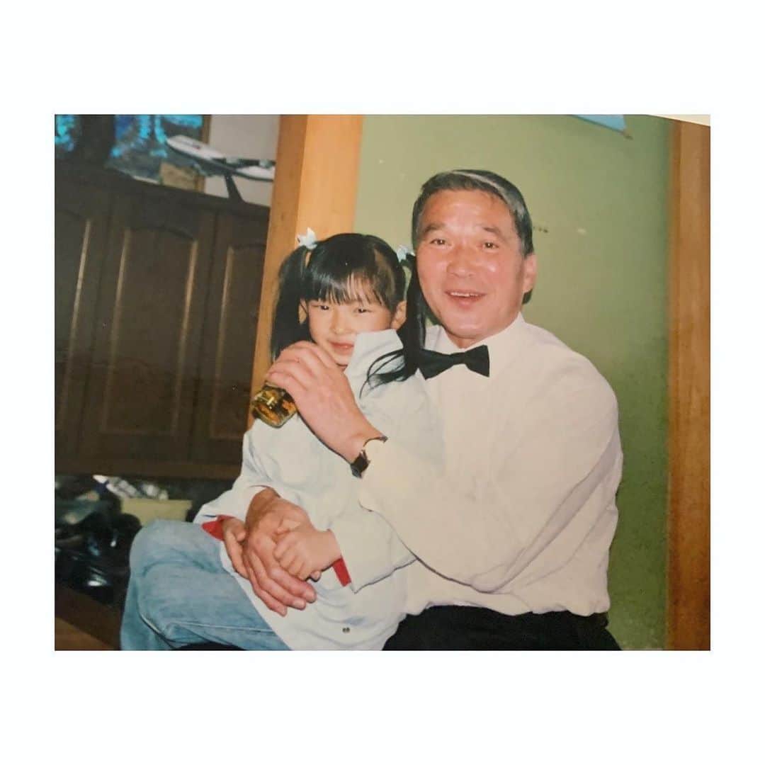 辻野かなみのインスタグラム：「❤︎﻿ ﻿ 日本テレビ『The Gift』✨ 観て下さった皆さん!!﻿ ありがとうございました☺️﻿ ﻿ 来週は敬老の日という事もあり!!﻿ 祖父に感謝の気持ちを込めて﻿ ギフトを送りました🎁﻿ ﻿ #REGATTE さんで✨ 祖父に似合う帽子を選ばせて頂きました💓﻿ とっても素敵な帽子がたっくさんでした🥰﻿ ﻿ 祖父もとっても喜んでくれ、気に入ってくれました✨﻿ ﻿ 私は祖父が芸能界へ後押ししてくれたから… 皆さんと出会う事が出来ました!!﻿ 本当に感謝です❣️﻿ ﻿ おじいちゃんありがとう😊﻿ ﻿ ﻿ ﻿ 以前、私が幼い頃の祖父との写真を載せた時… 顔を隠していたのですが笑﻿ 今回は同じ写真で隠さないver.で🎶﻿ ﻿ ﻿ ﻿ #日本テレビ　#ギフト #敬老の日﻿ #instagood #instalike #followme」