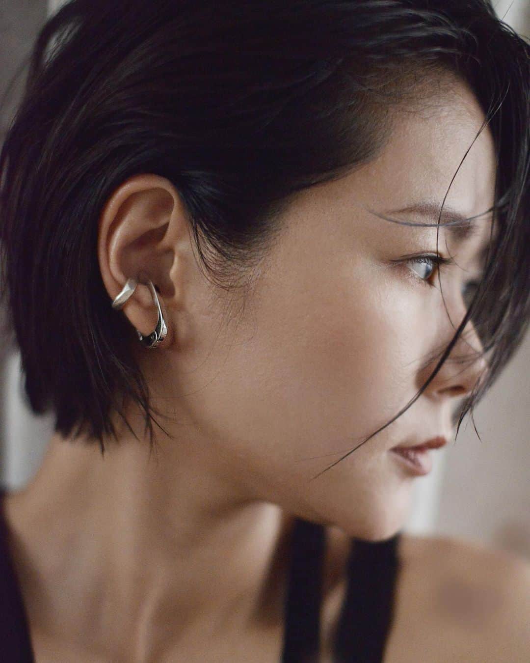 鈴木淳子さんのインスタグラム写真 - (鈴木淳子Instagram)「👂⚡️ @ANVORHANDEN 横顔を良く見せるには、必須アイテム。そろそろ耳元のたのしみを。 . #earing #earclip #earcuff #ANVORHANDEN」9月14日 22時11分 - junkosuzuki