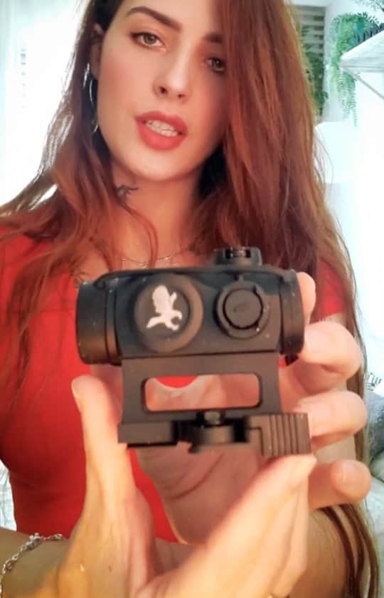 Anna Vargasのインスタグラム：「Não mencionei o valor no vídeo porque ele pode sofrer alterações e aí o vídeo ficaria rapidamente obsoleto. Mas hoje (14/09/20), o preço no site é R$1.051,00 no boleto ou em até 10x de R$115,61 (valor integral, sem o meu cupom). Pela qualidade do produto, é um ótimo investmento! Site para compra: www.mundomira.com.br Ig: @mundomira . #mundomira #mira #reddot #optics #tiro #tiroesportivo #armadefogo #airsoft」
